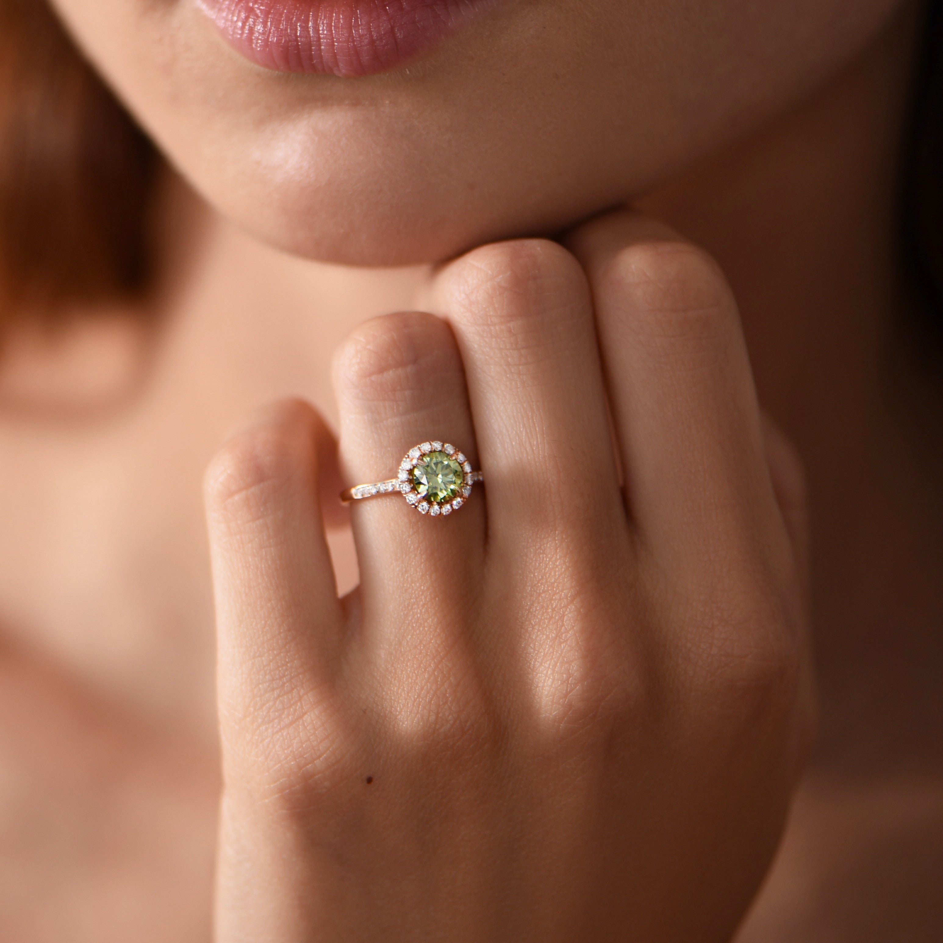 The Fancy Funkee Girl Green 0.75 carats - Red Gold 18k