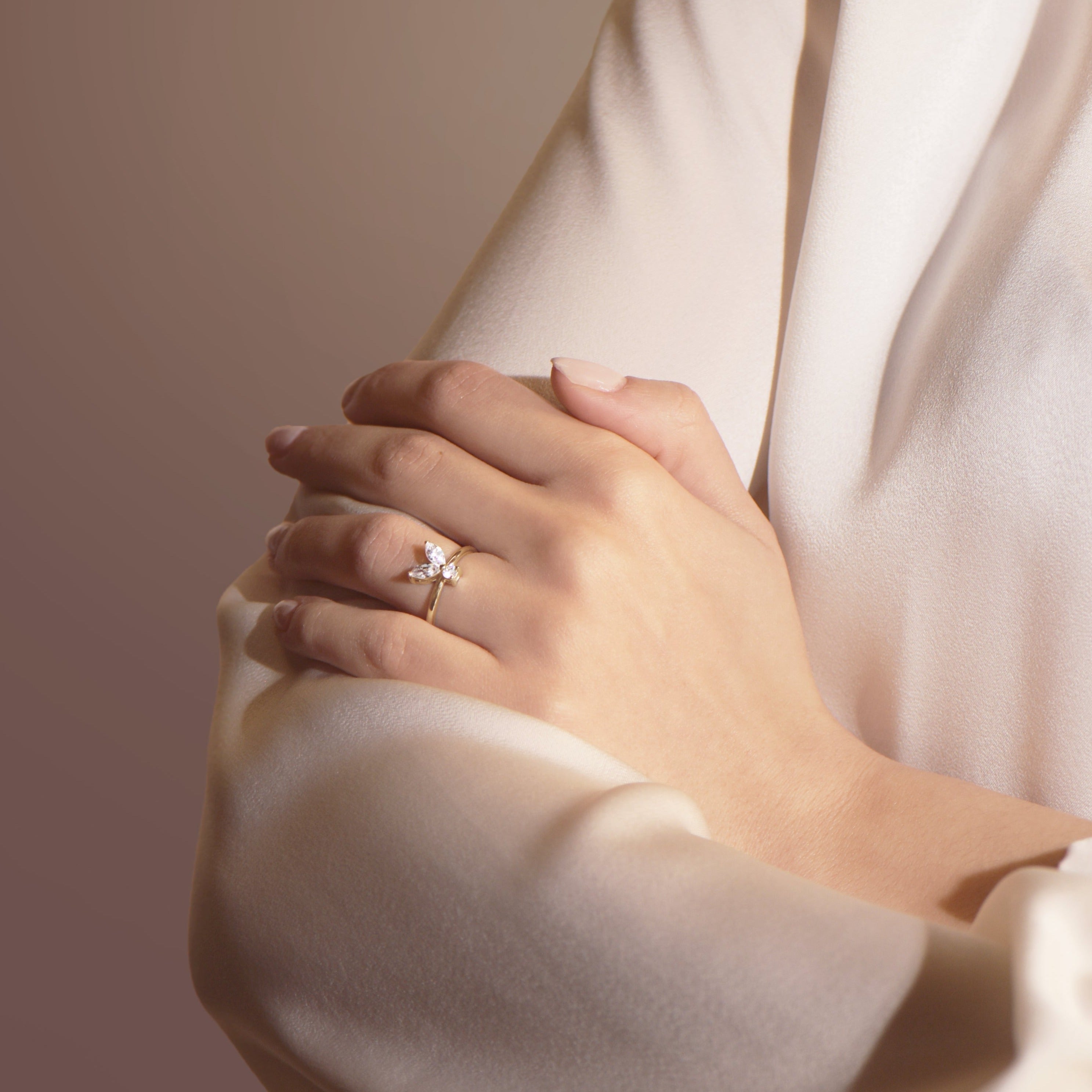 Little Bee L - 0.50 carat - or jaune 18k – Solitaire en or 18k – porté en situation