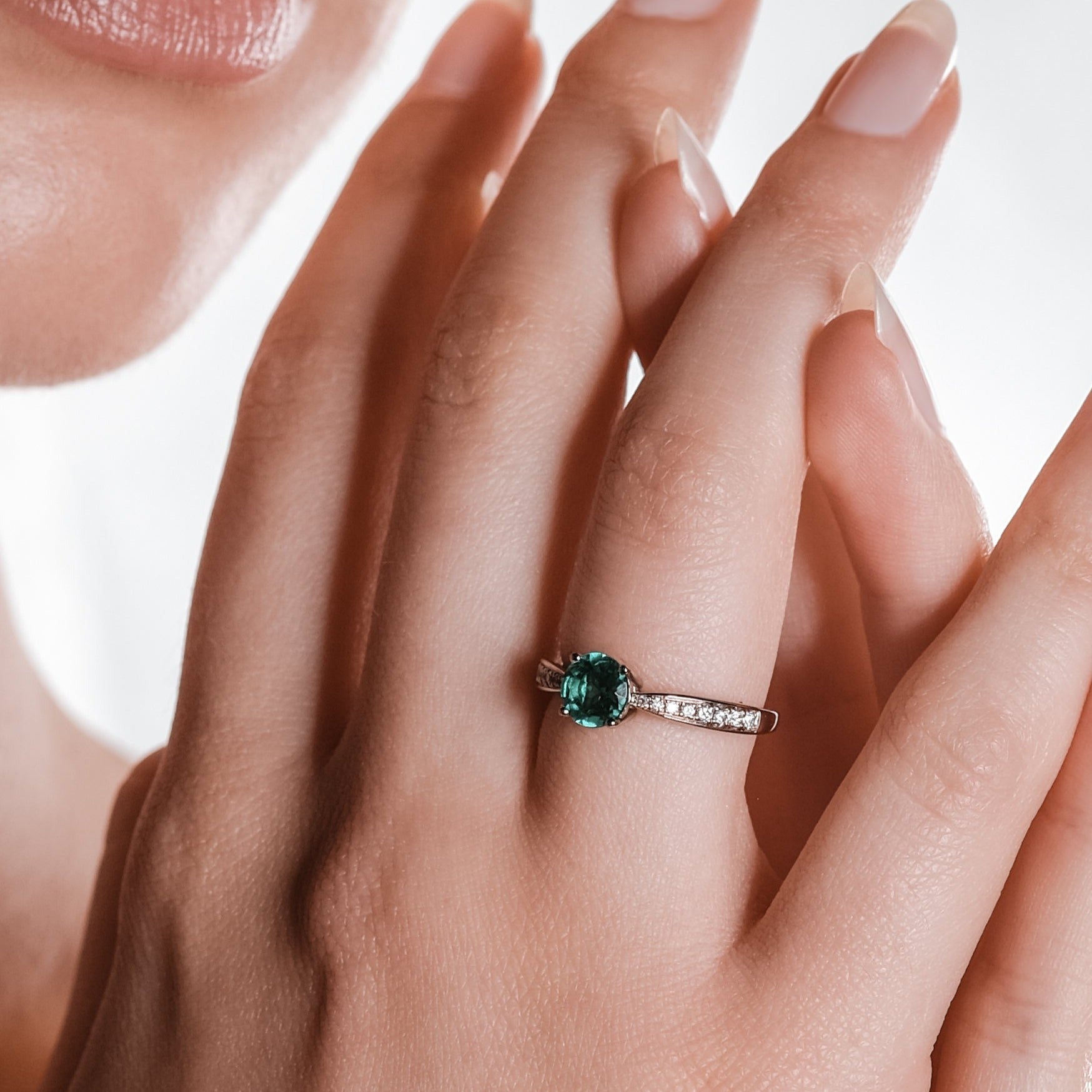 Misty Morning - 0.75 carats - or blanc 18k – Solitaire en or 18k – porté de face