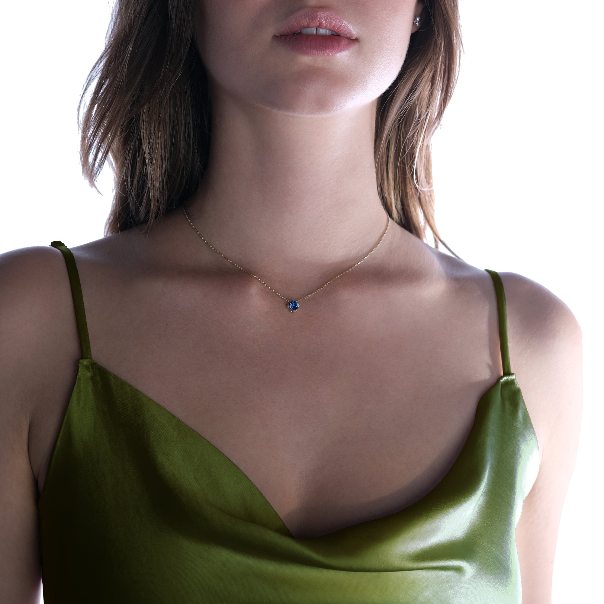 Collier Solitaire saphir bleu - or jaune 18k – Chaîne en or 18k – porté en situation