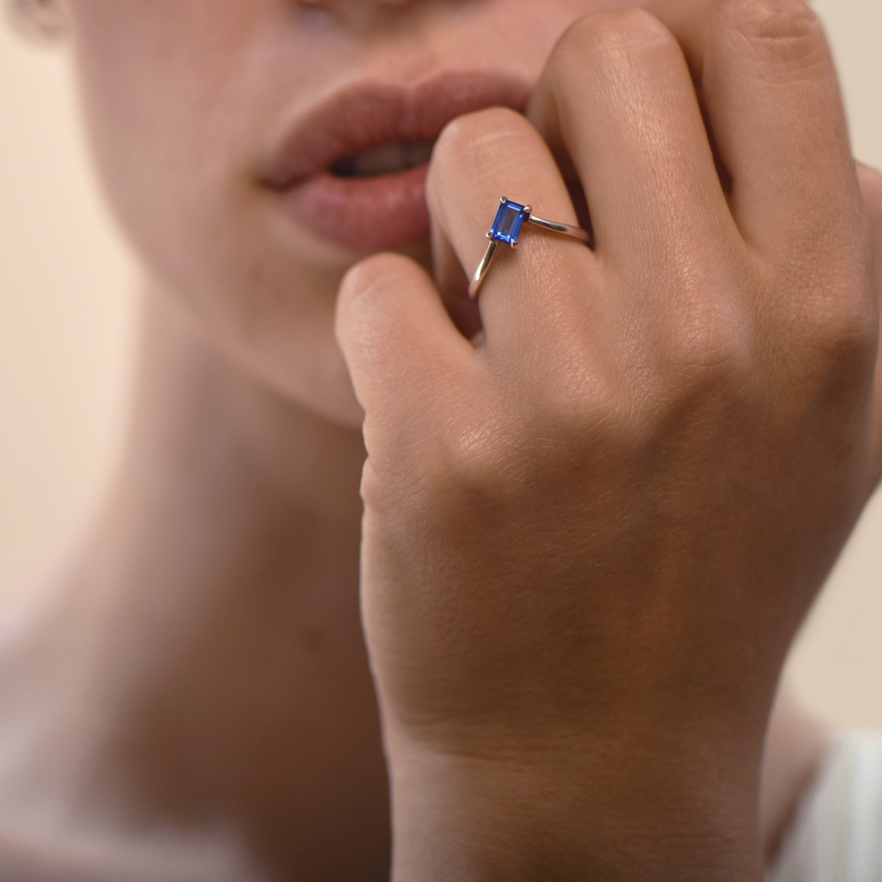 Ice Skating Girl Blue 0.50 carats - oro blanco 18k – Anillo de compromiso oro 18k – vista frontal
