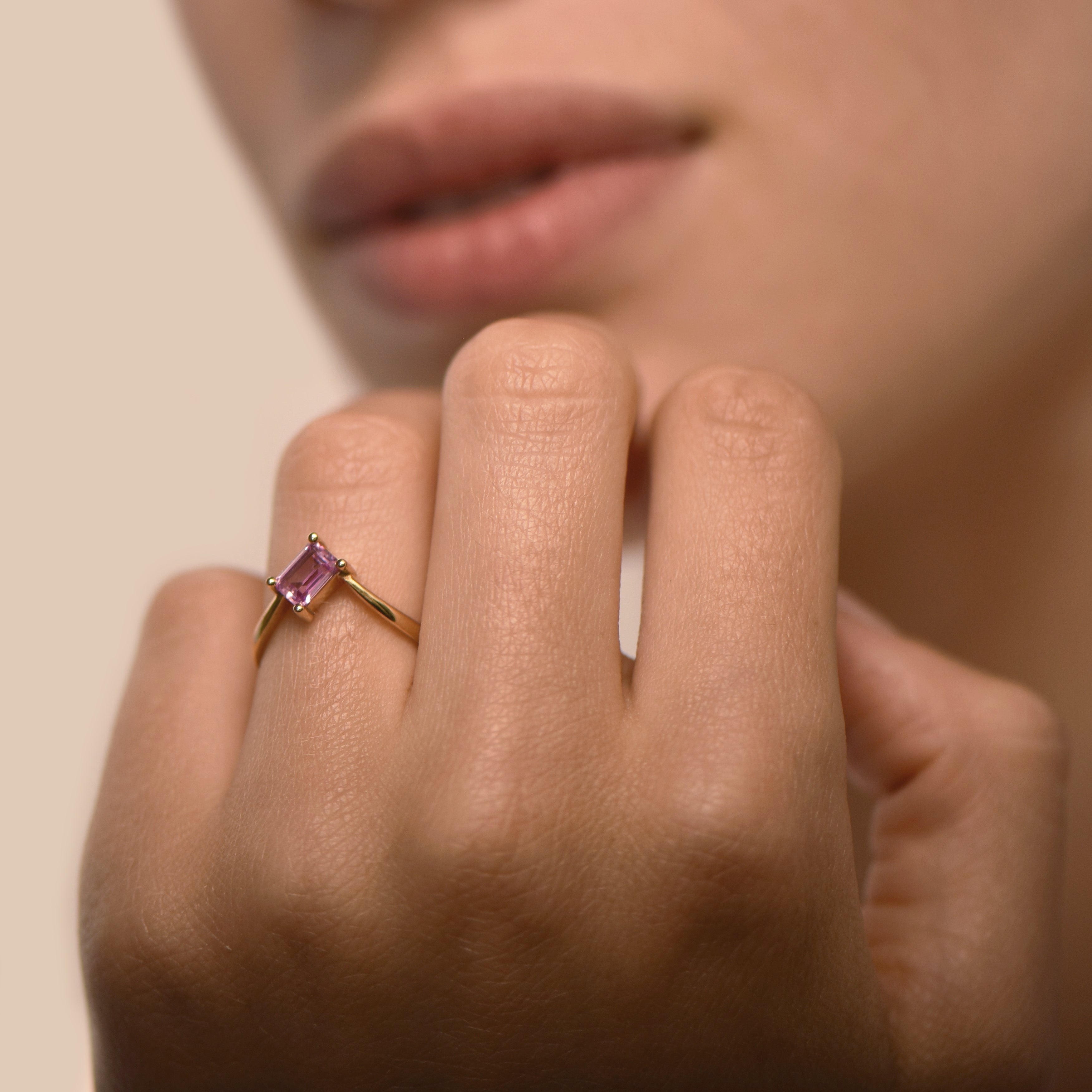 Ice Skating Girl medium M pink 0.75 carats - or janue 18k – Anillo de compromiso oro 18k – vista frontal