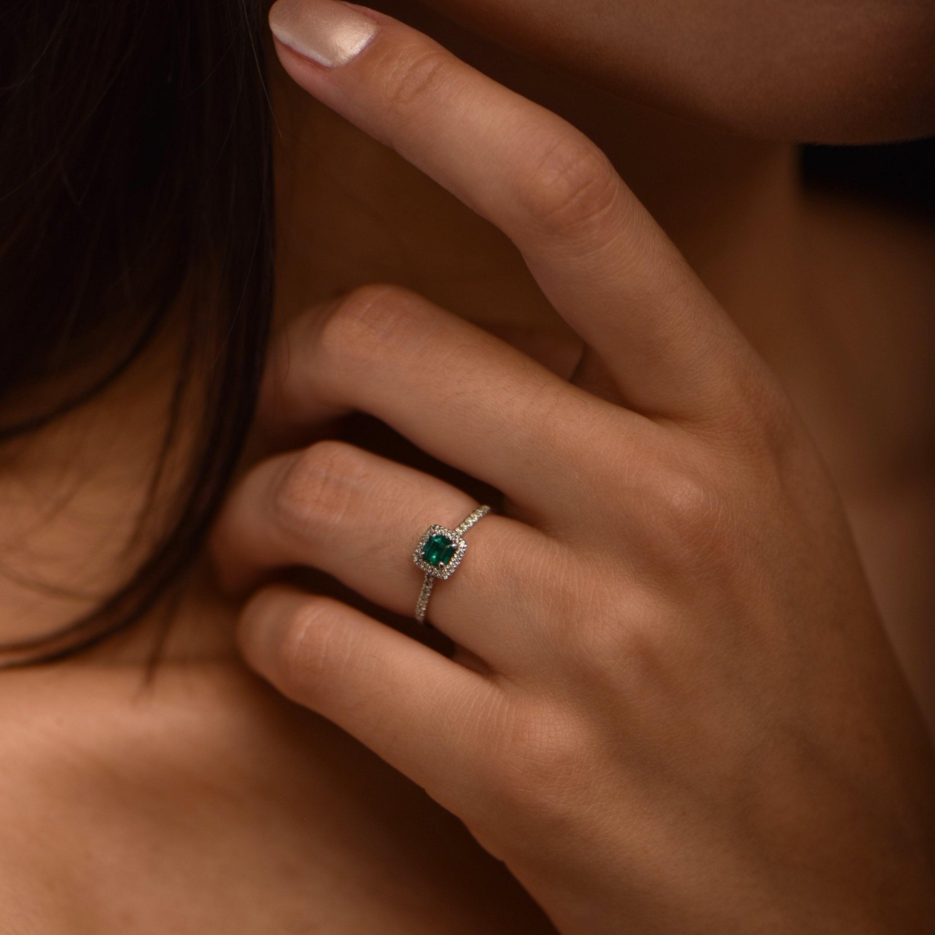 The Little Green Square 0.50 carats - whitegold 18k – Engagement Ring gold 18k – Worn view