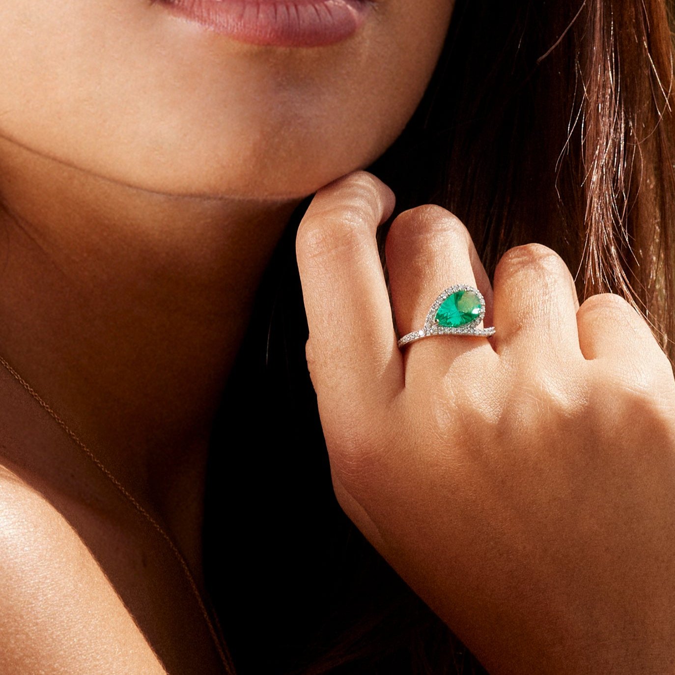 Majestic Wavy Green 2.00 carats - oro blanco 18k – Anillo de compromiso oro 18k – vista portada