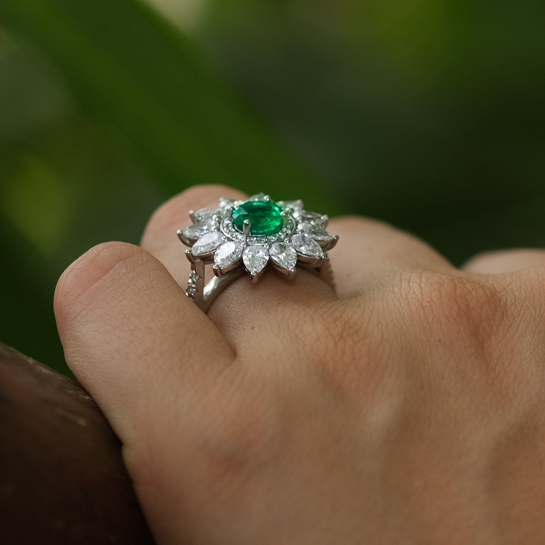 The fantastic Blooming Flower - 0.75 carat - whitegold 18k – Engagement Ring gold 18k – Side view