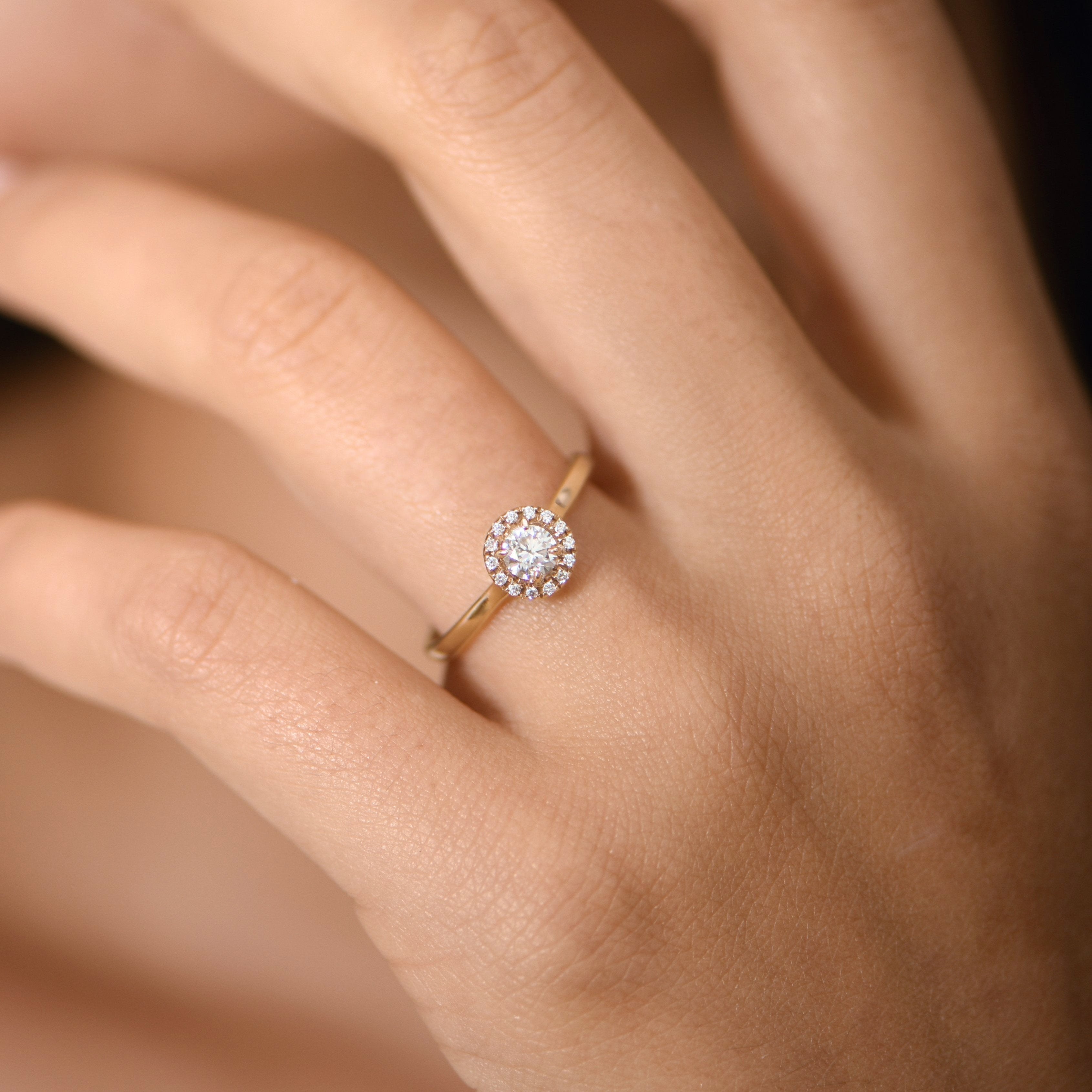 The Little Funkee Girl 0.20 carats - oro amarillo 18k – Anillo de compromiso oro 18k – vista portada
