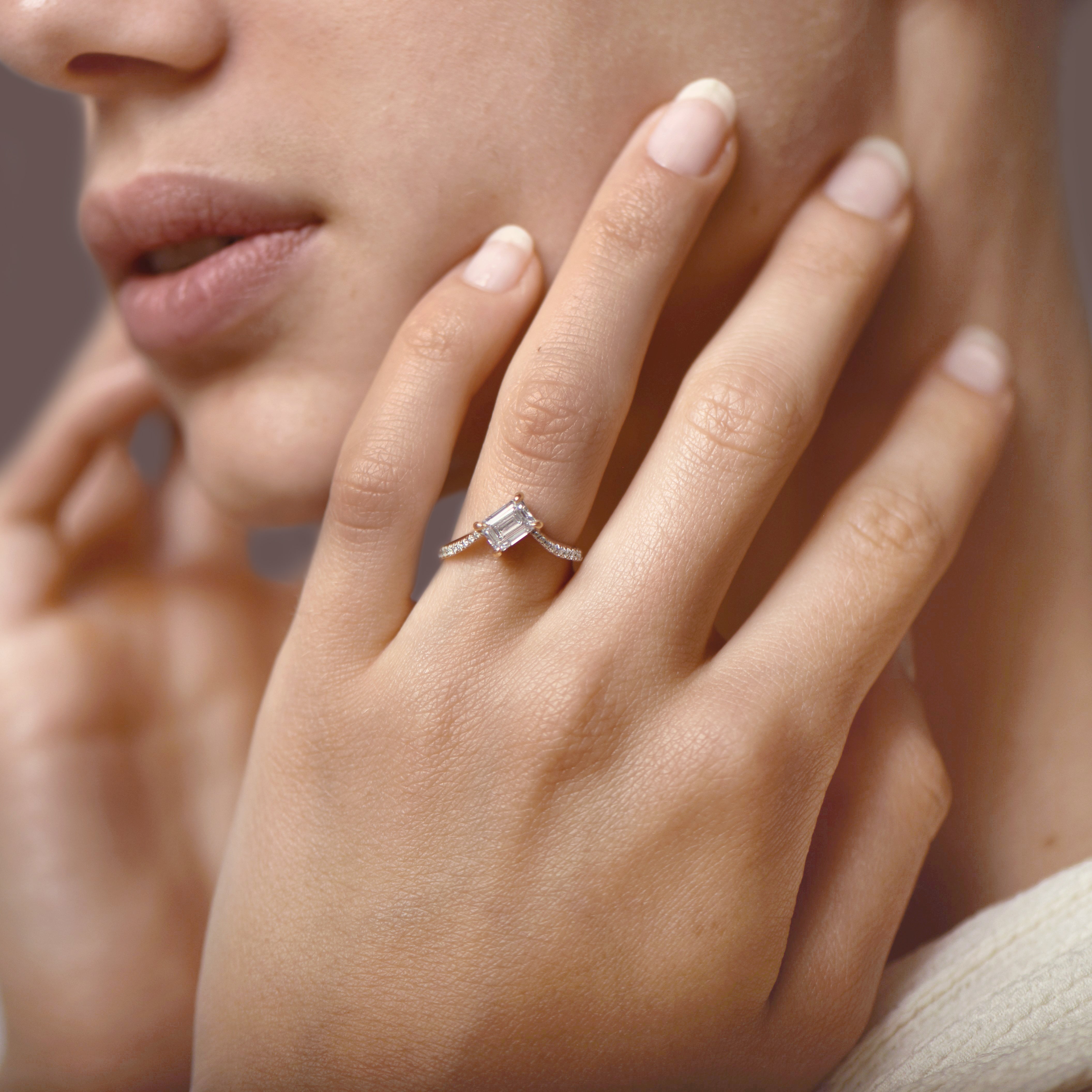 The Fancy Little Ice Skating Girl 1.00 carats - red gold 18k – Engagement Ring gold 18k – Worn view