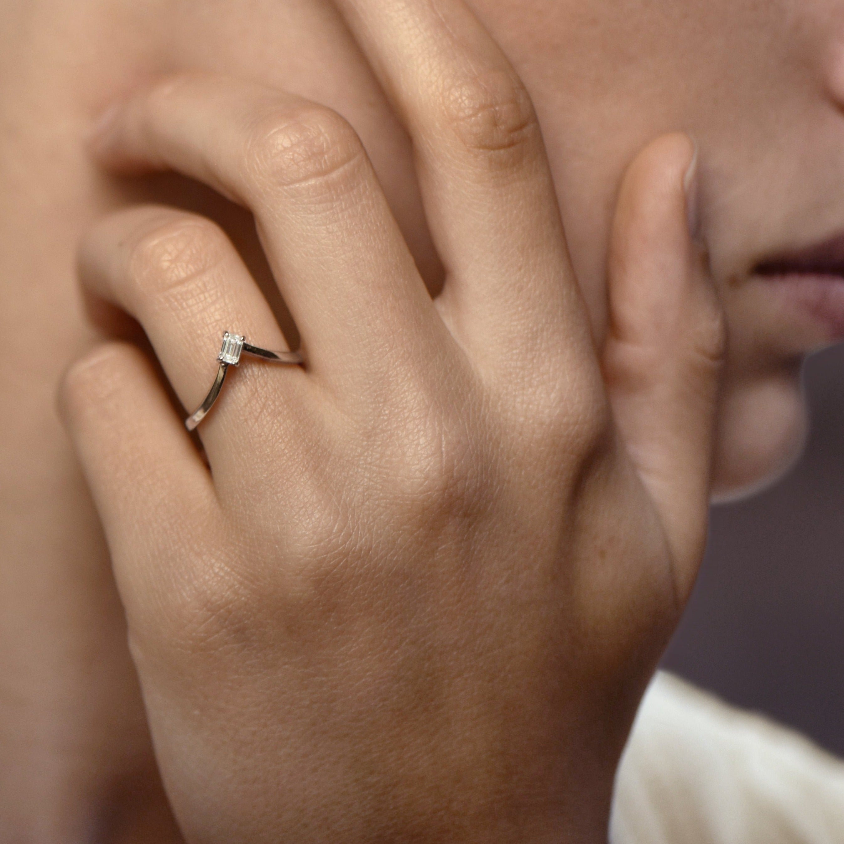 The Little Ice Skating Girl 0.20 carats - whitegold 18k – Engagement Ring gold 18k – Worn view
