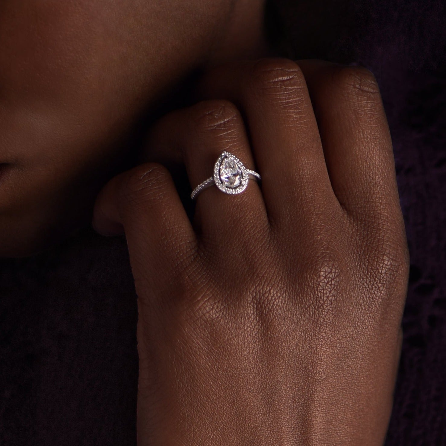 Infinite Tear of Joy - 1.00 carat - platinum 950 – Engagement Ring gold 18k – Worn view