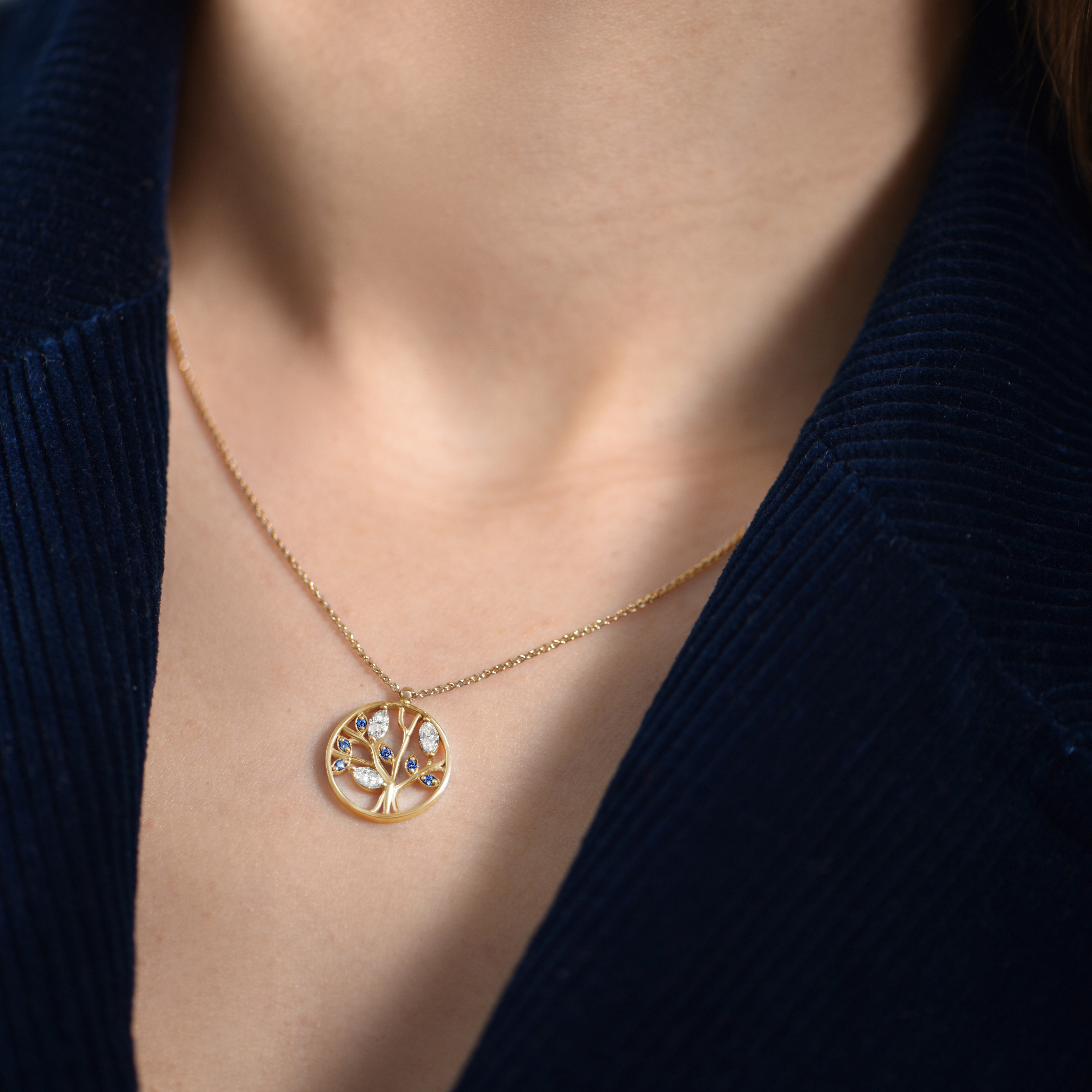 Collier Tree of Life Bleu- or jaune 18k – Chaîne en or 18k – porté de face