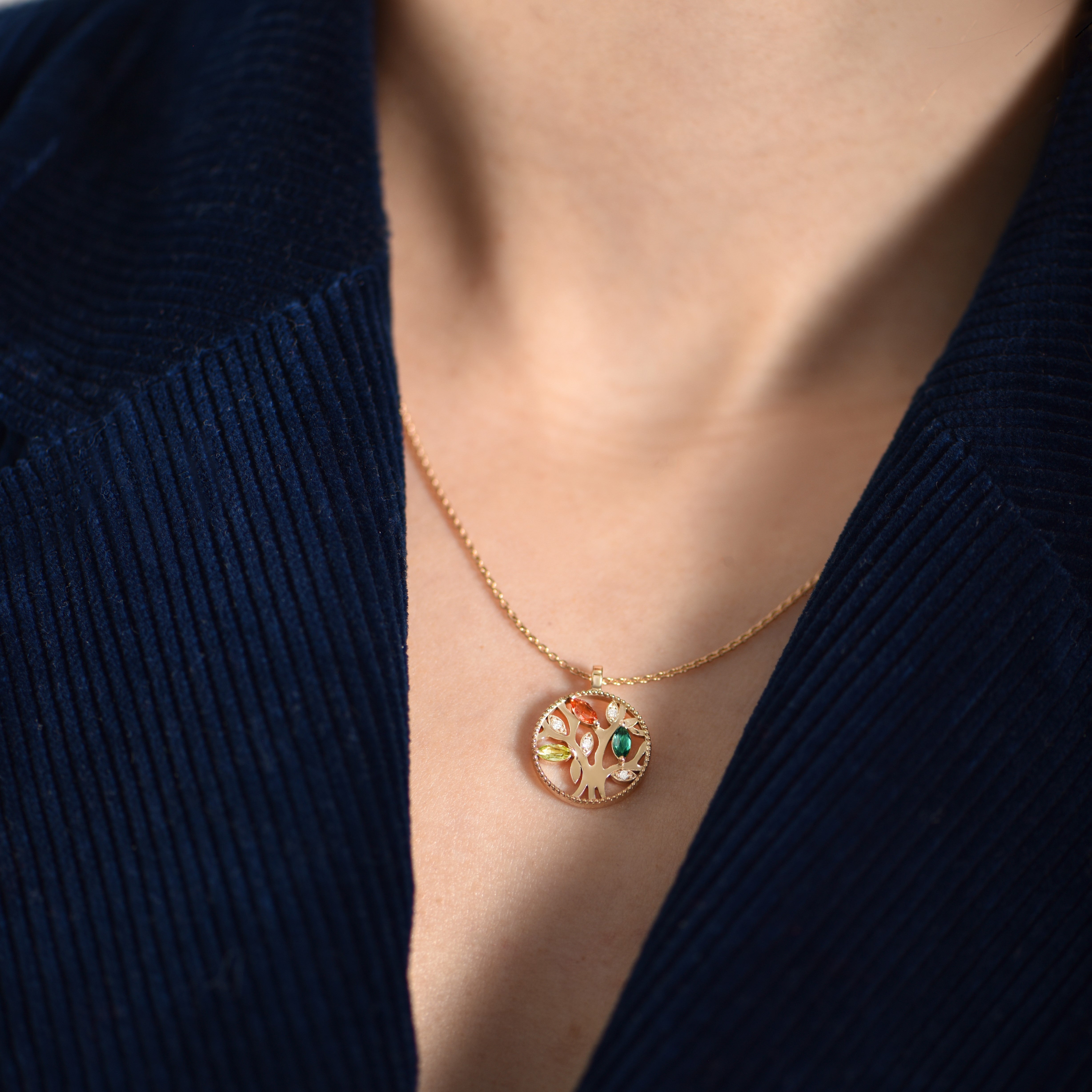 Collier Tree of Life Coloré - or jaune 18k – Chaîne en or 18k – porté en situation