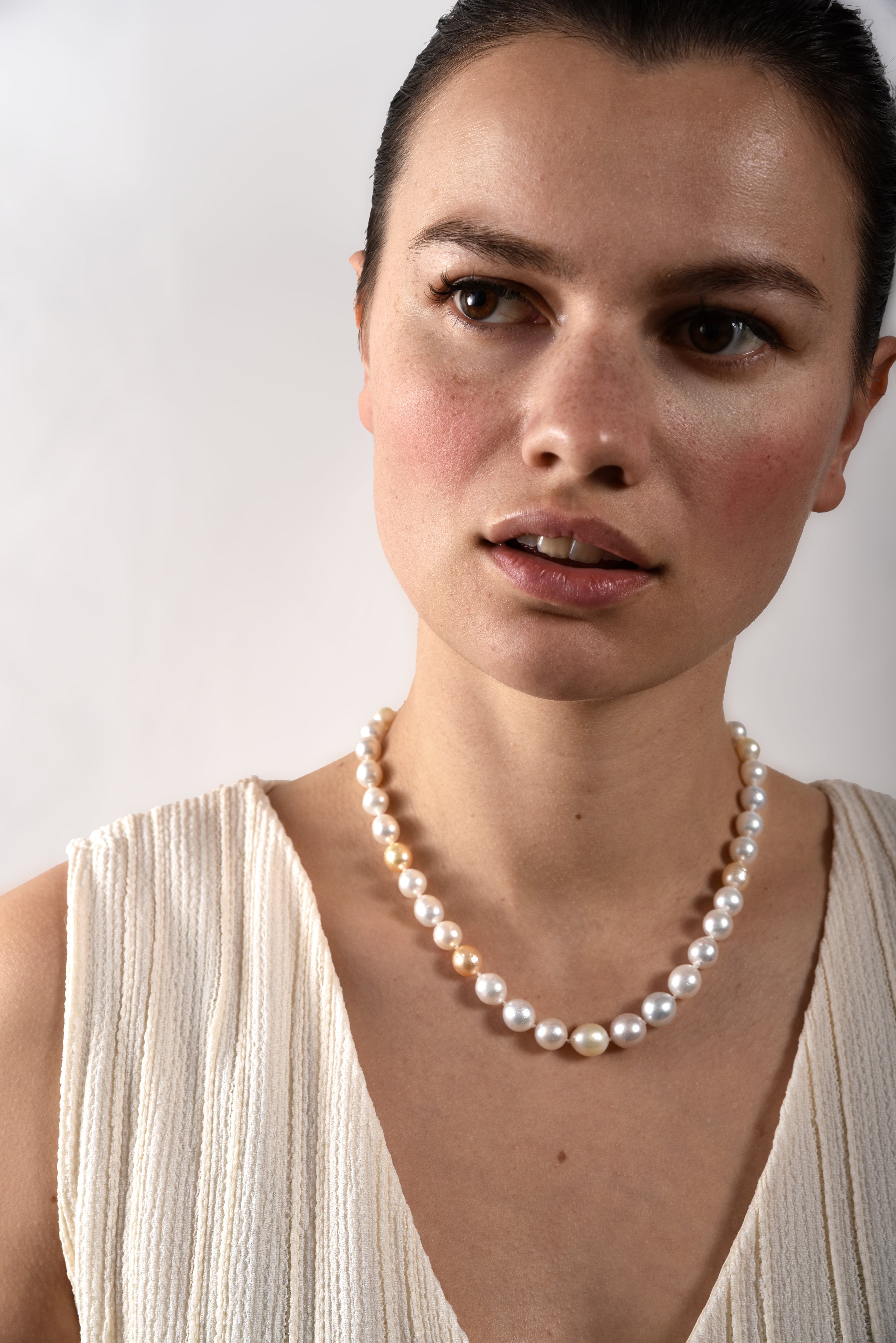 Collar de perlas d'eau douce multicolores – Collar oro 18k – vue de profil