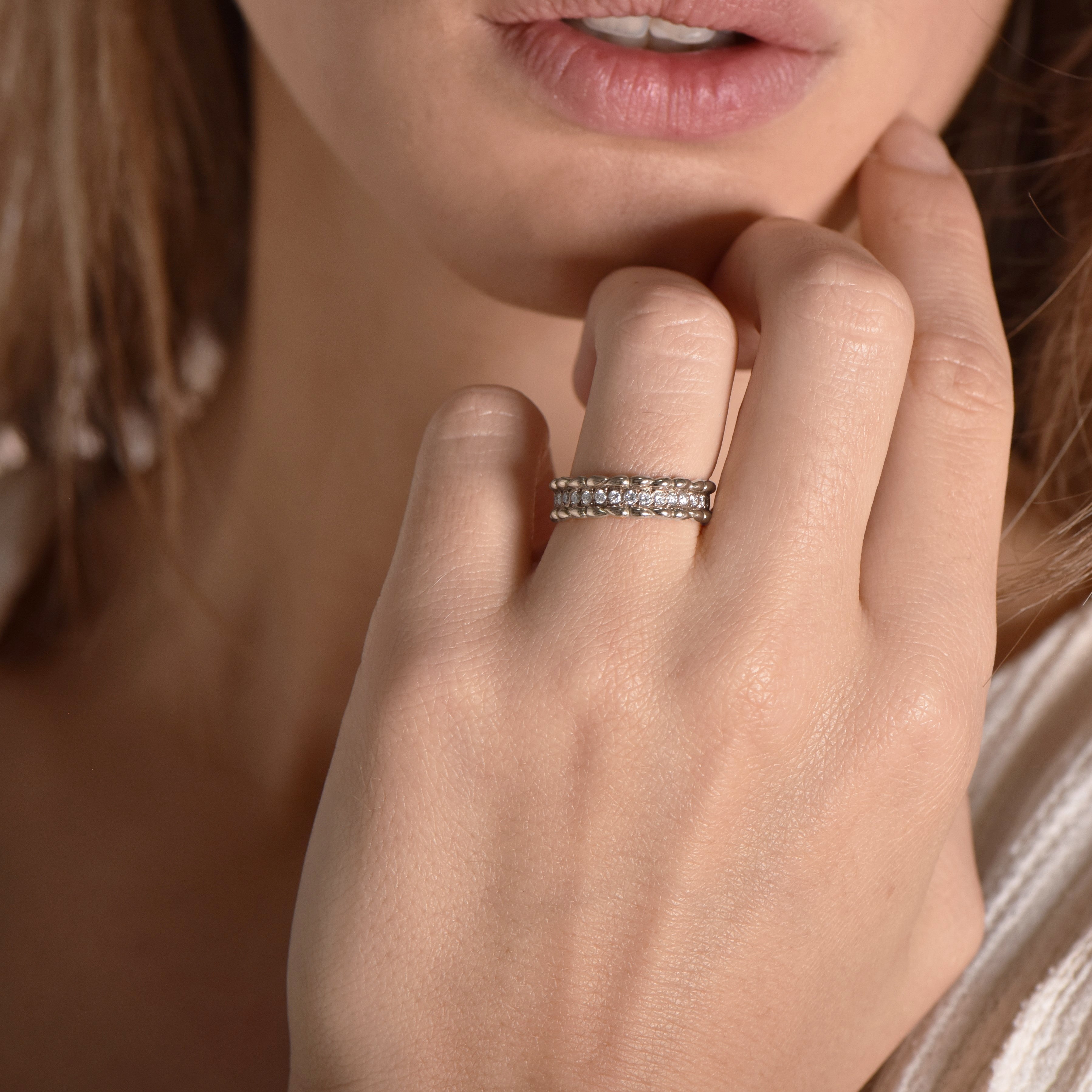 The Infinity Drop Crown - whitegold 18k – Wedding Band AGUAdeORO and ring gold 18k – Worn view
