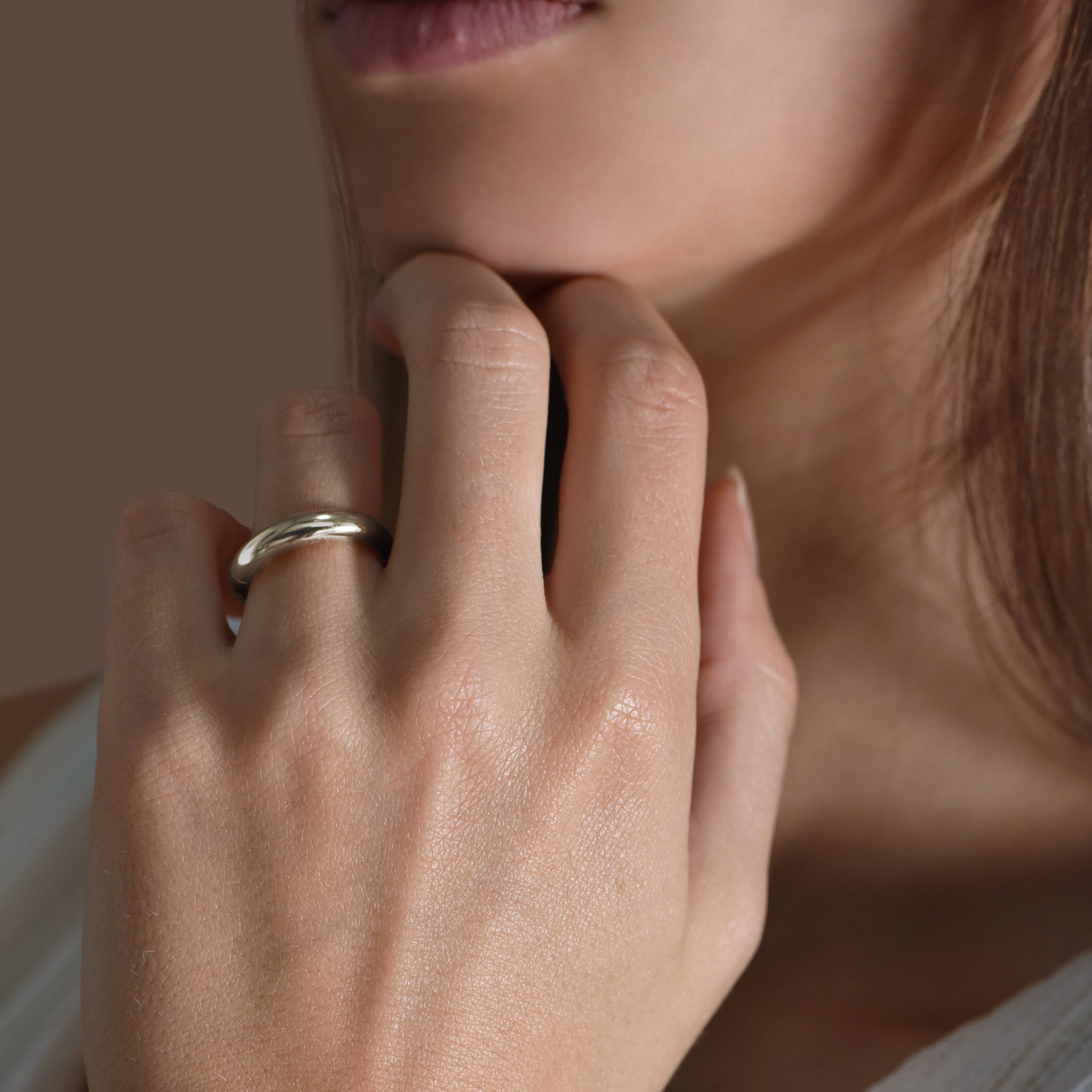 The Curvy 4.0 mm - whitegold 18k – Wedding Band AGUAdeORO gold 18k – Front view