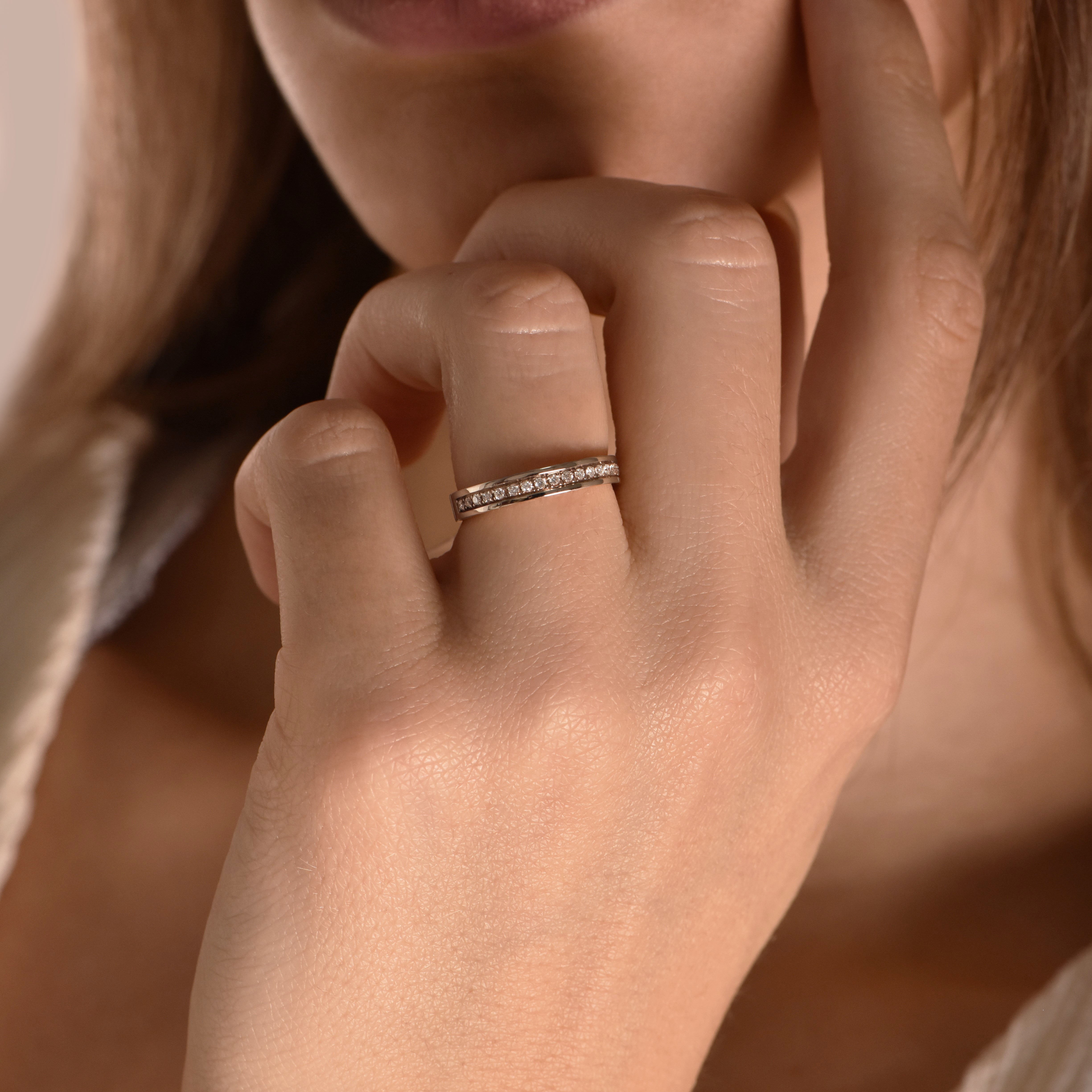 The Bloom - whitegold 18k – Wedding Band AGUAdeORO and ring gold 18k – Worn view