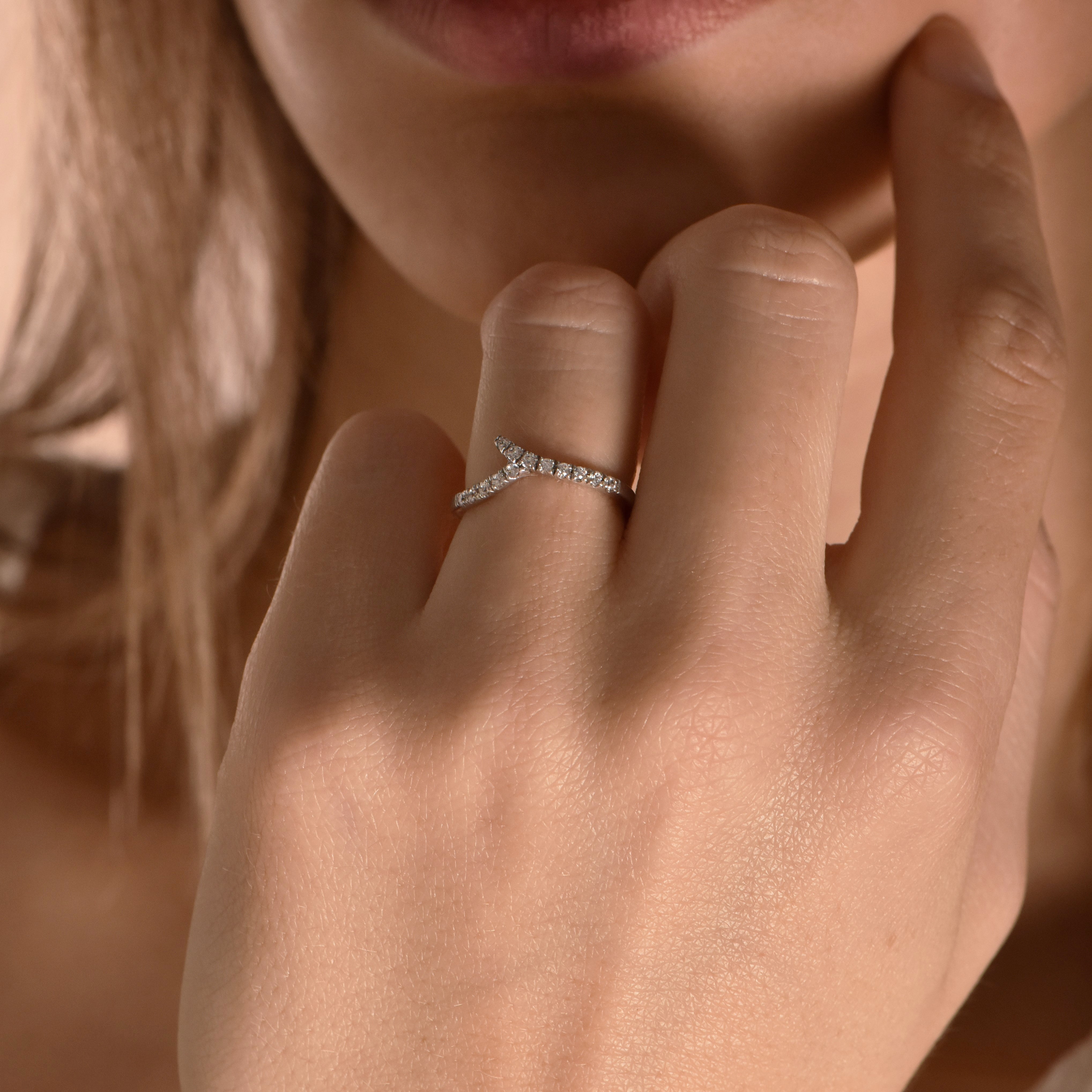 The Infinity Frozen Branch - or blanc 18k – Alliances AGUAdeORO et bagues en or 18k – porté en situation