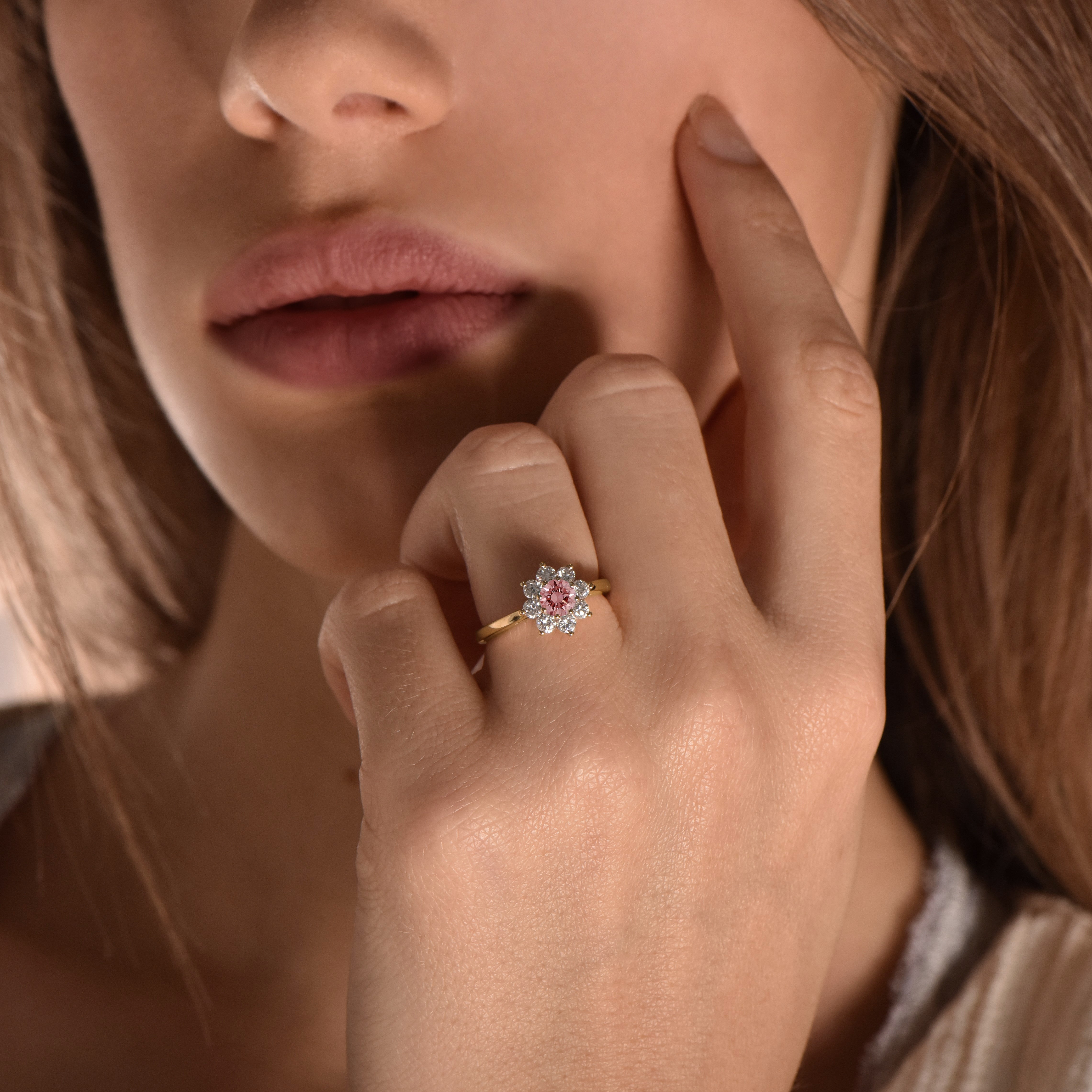 The Little Blooming Pink Flower 0.20 carats - or jaune 18k – Solitaire en or 18k – porté en situation