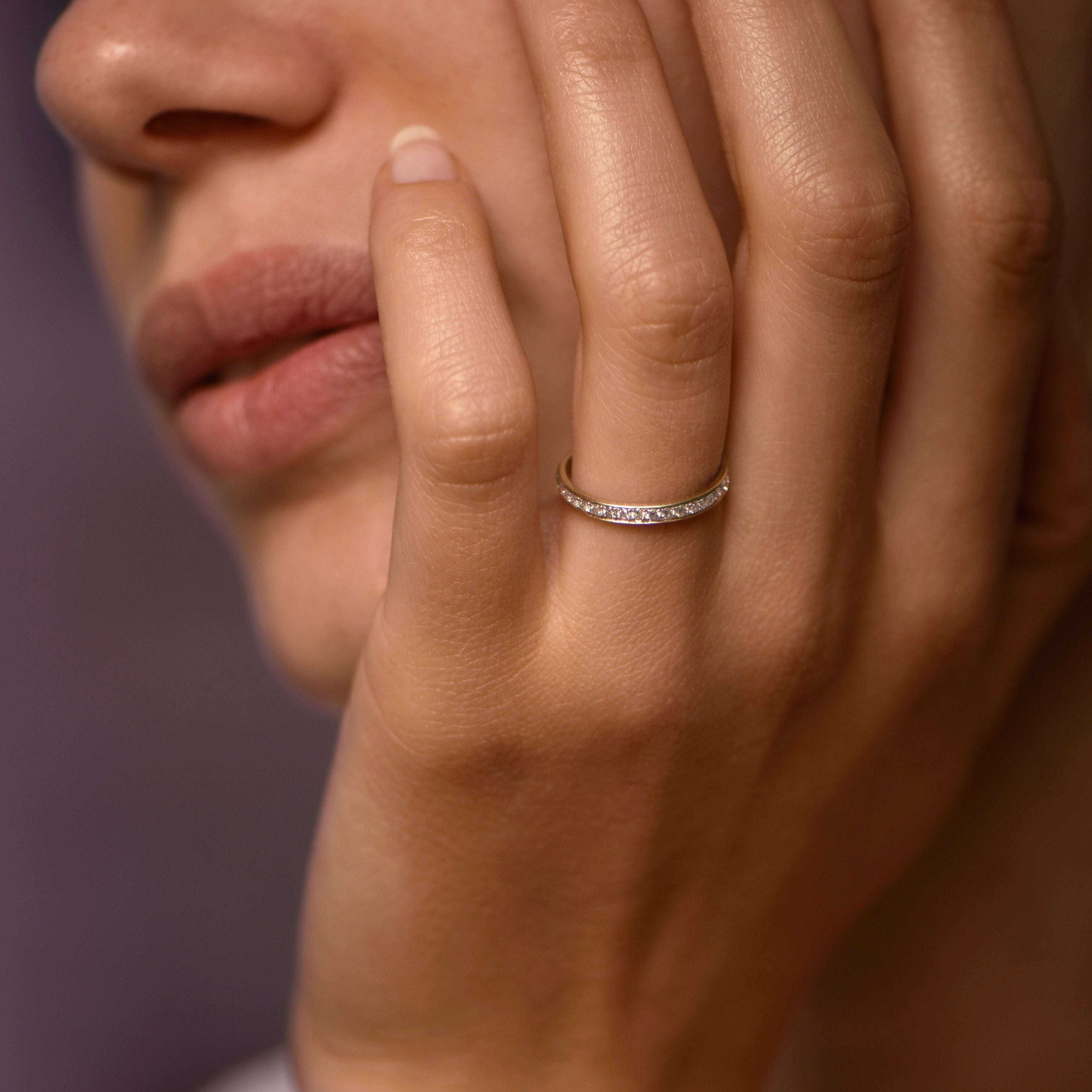 Rainbow Petite - whitegold 18k – Wedding Band AGUAdeORO and ring gold 18k – Worn view