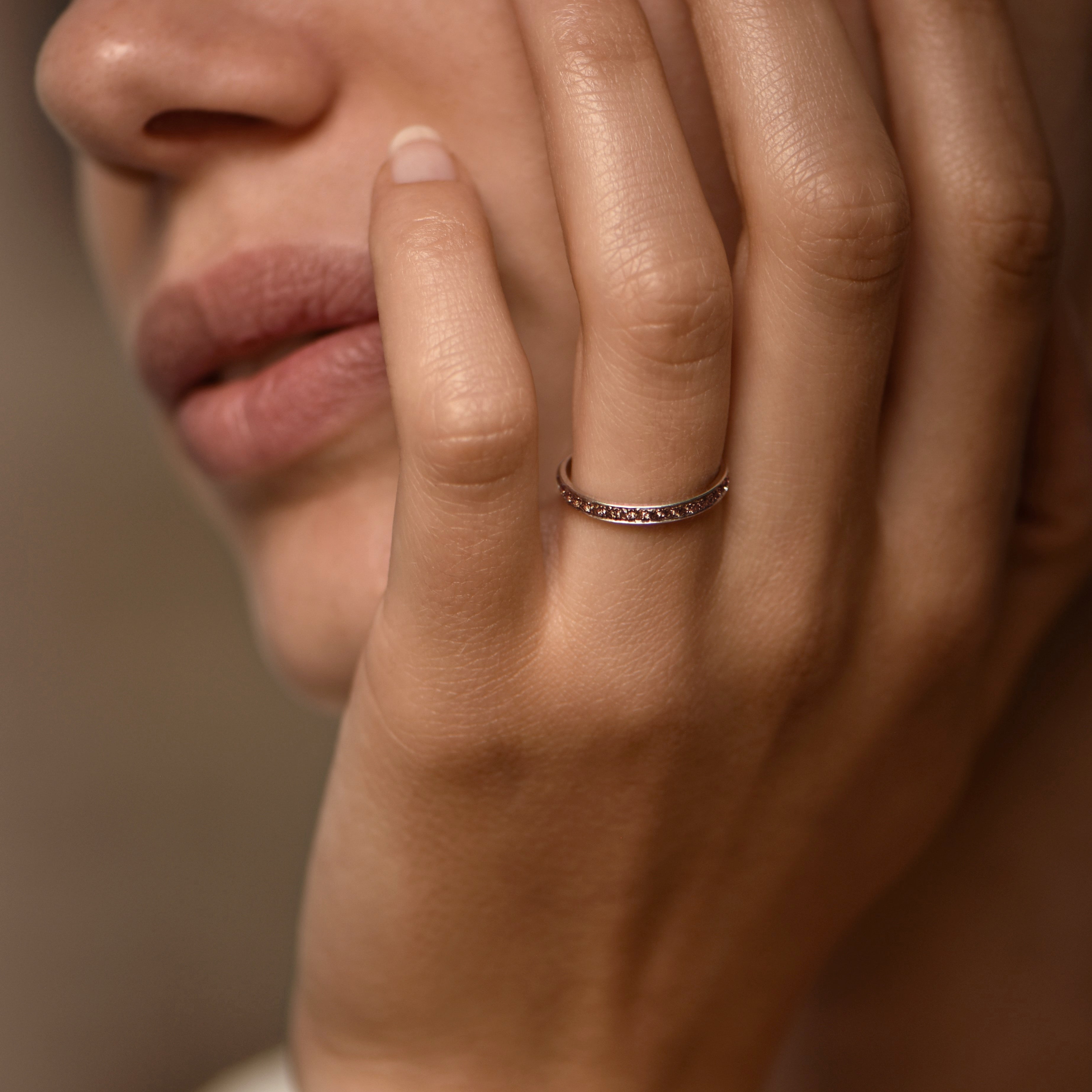 Rainbow Classic Brownie - whitegold 18k – Wedding Band AGUAdeORO and ring gold 18k – Worn view