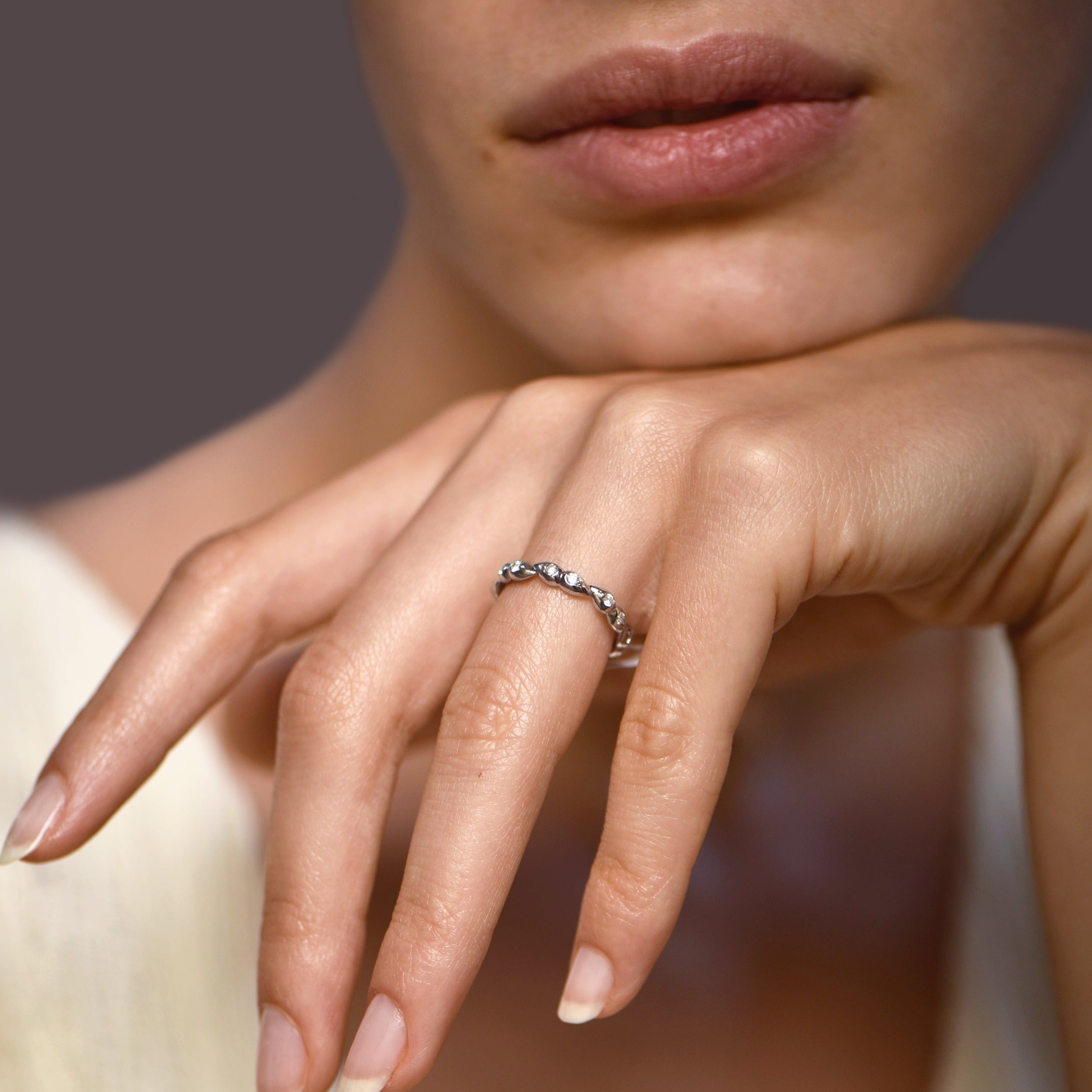 Fancy Tresa Drops - or blanc 18k – Alliances AGUAdeORO et bagues en or 18k – porté en situation