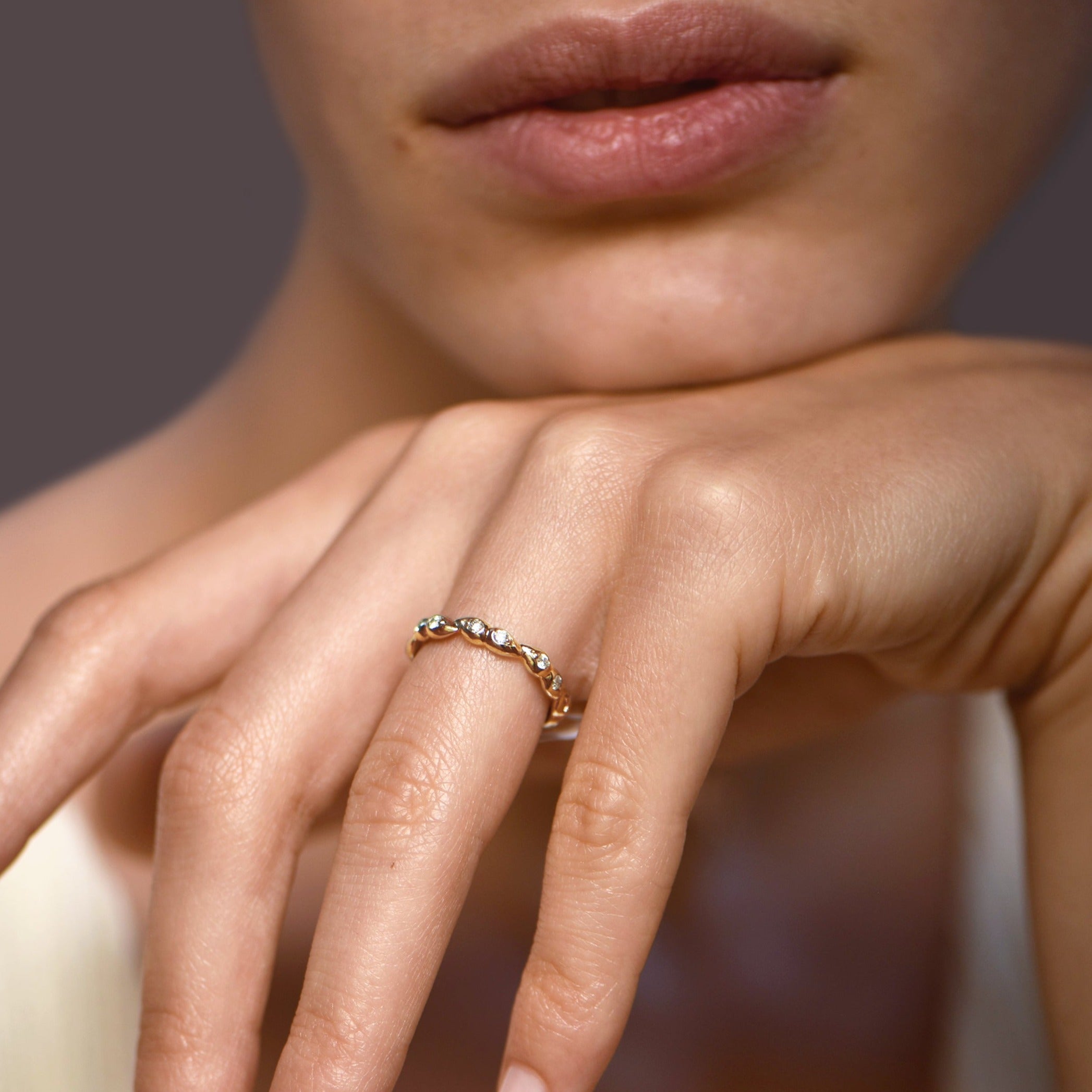Fancy Tresa Drops - or jaune 18k – Alliances AGUAdeORO et bagues en or 18k – porté en situation