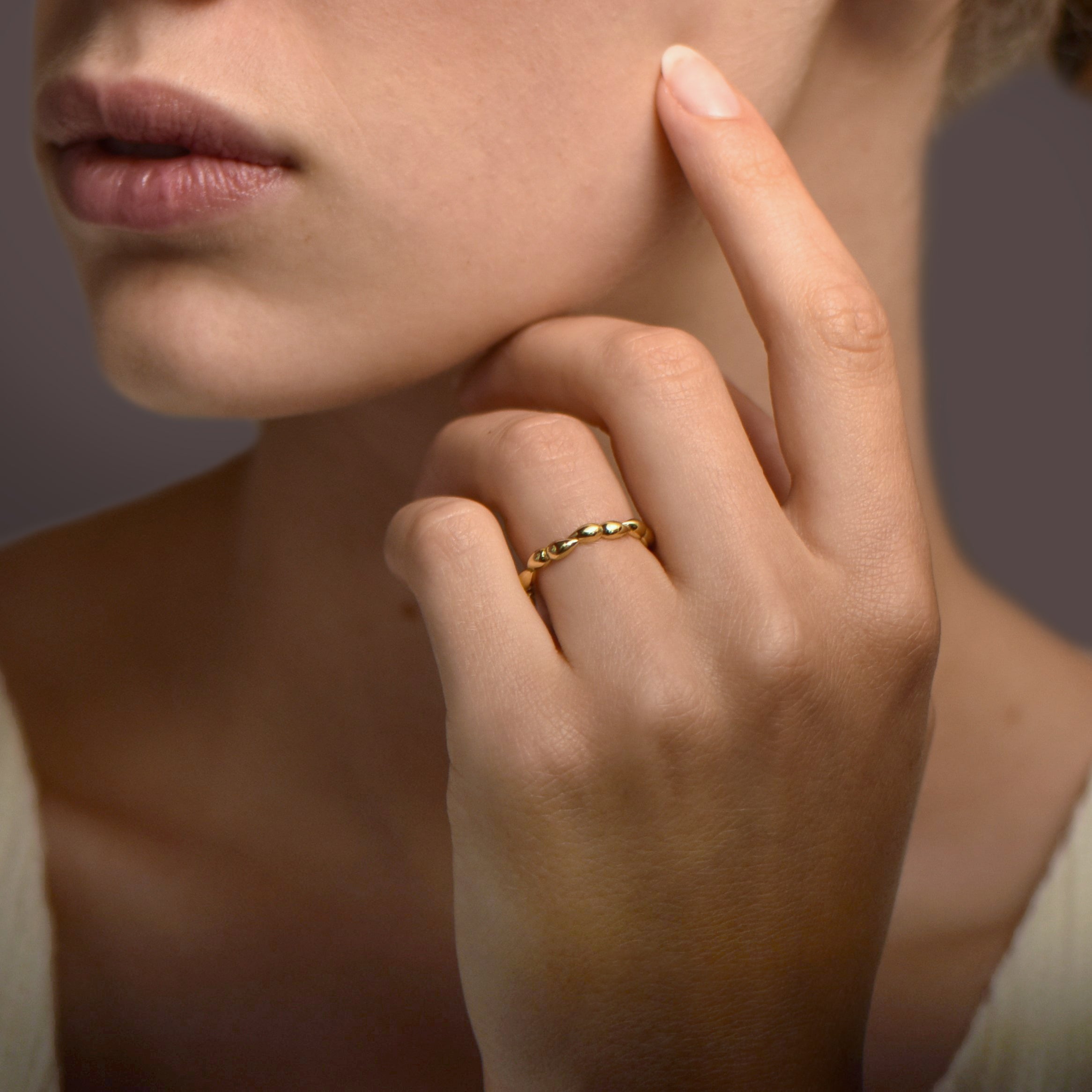 Tresa Drops - yellow gold 18k – Wedding Band AGUAdeORO and ring gold 18k – Front view