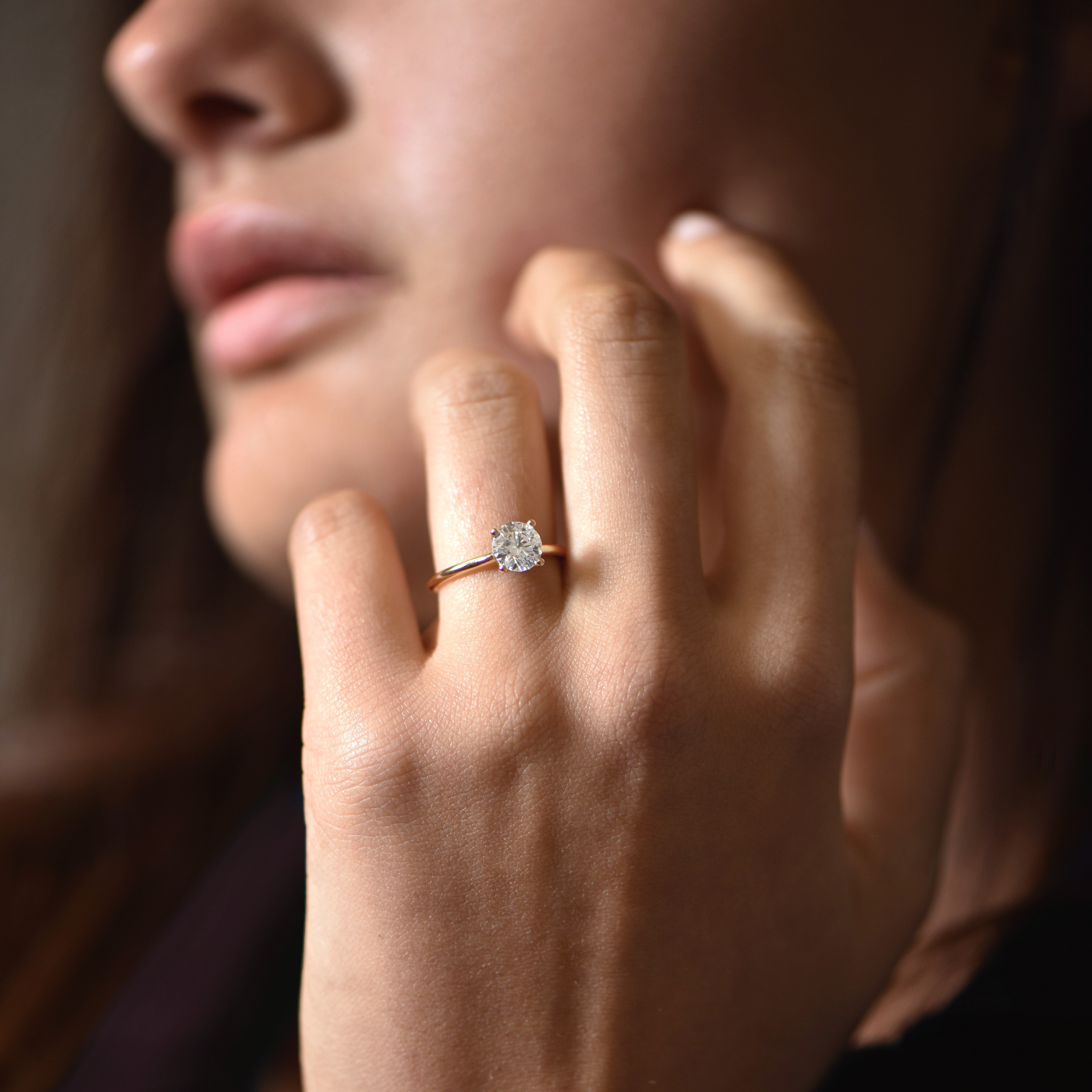 The V-Shape XL 1.00 carats - or blanc 18k – Solitaire en or 18k – porté en situation