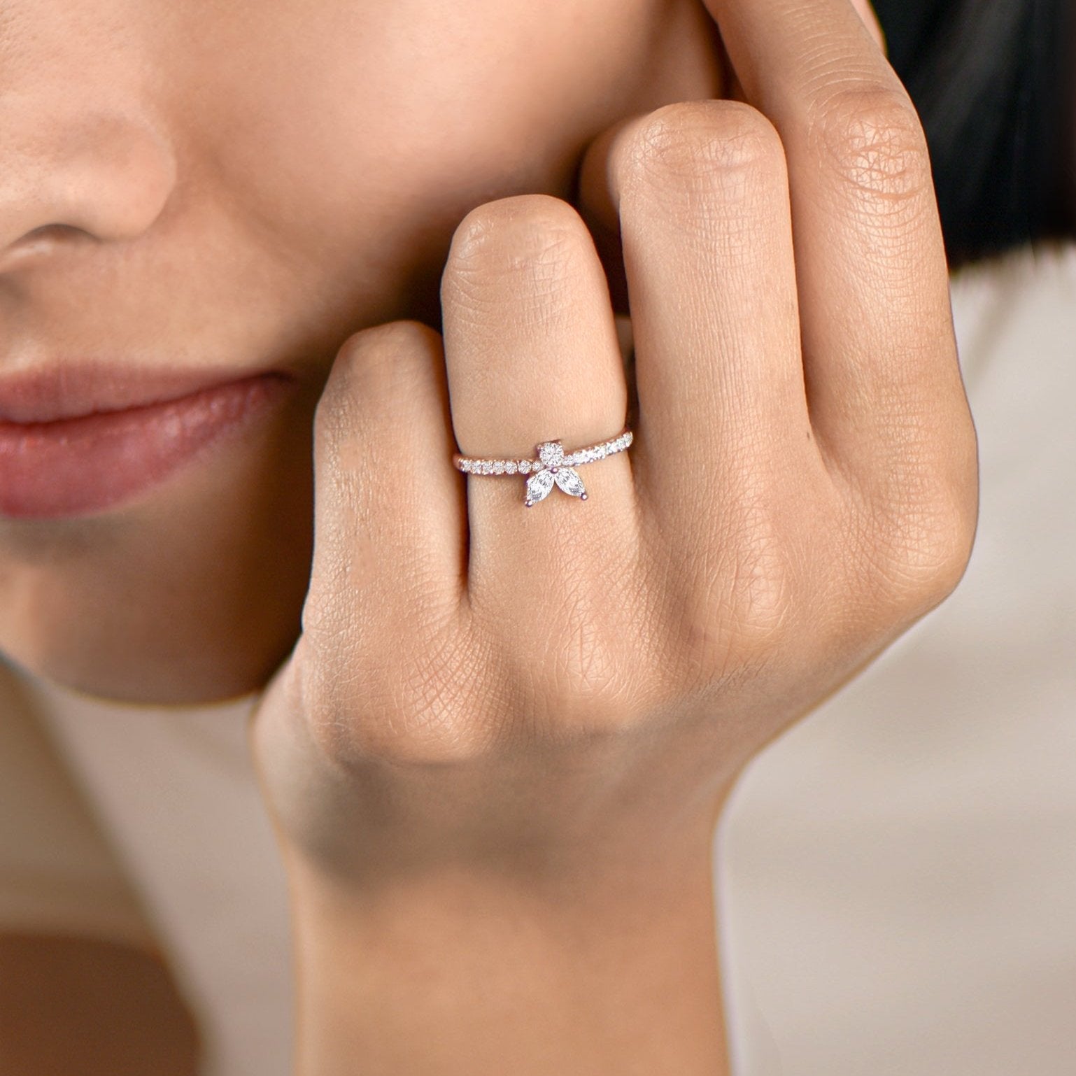 The Fancy Little Bee 0.39 carats - or jaune 18k – Solitaire en or 18k – porté de face