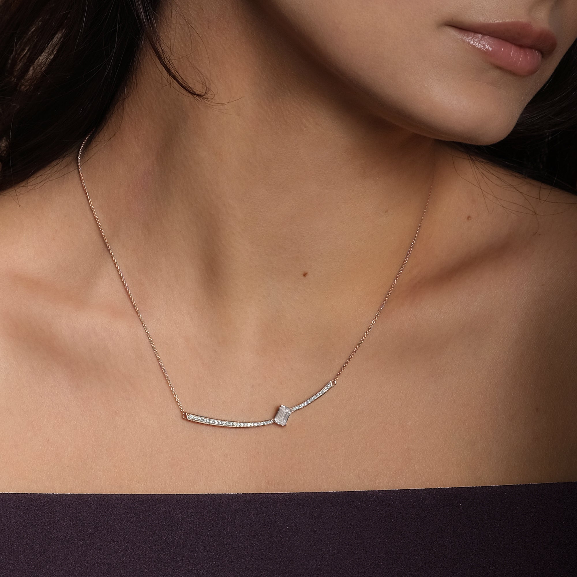 Collier The Ice Skating Girl 1.00 carats - or rouge 18k – Chaîne en or 18k – vue de profil