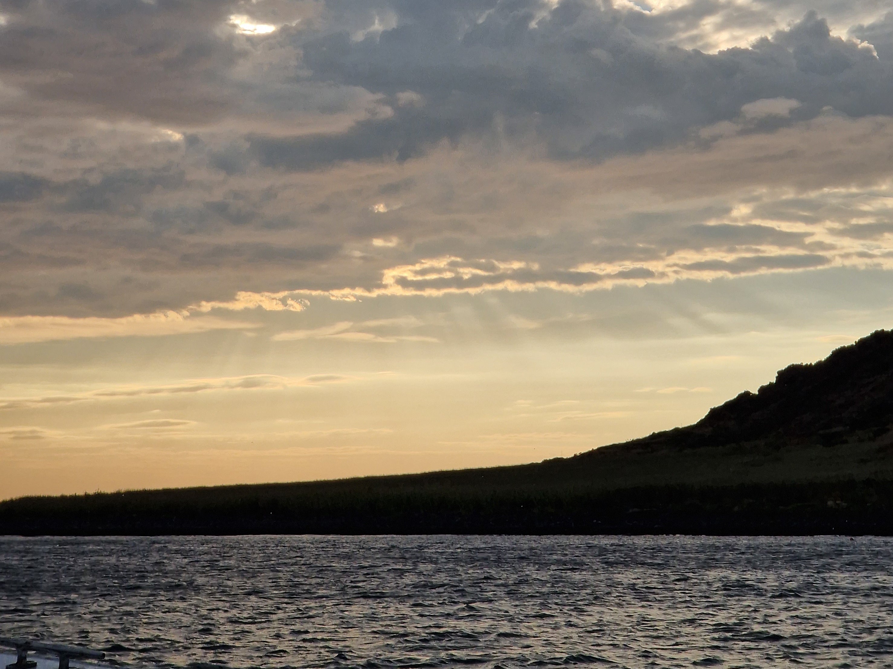 Paysage lumineux entre mer et montagnes – reflet des valeurs de lumière et d’espoir d’AGUAdeORO