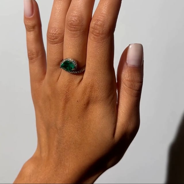 Majestic Wavy Green 2.00 carats - or blanc 18k – Solitaire en or 18k – vue de profil