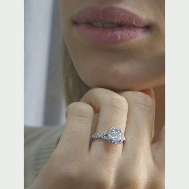 Miss Congeniality - 1.00 carat - or blanc 18k – Solitaire en or 18k – porté en situation