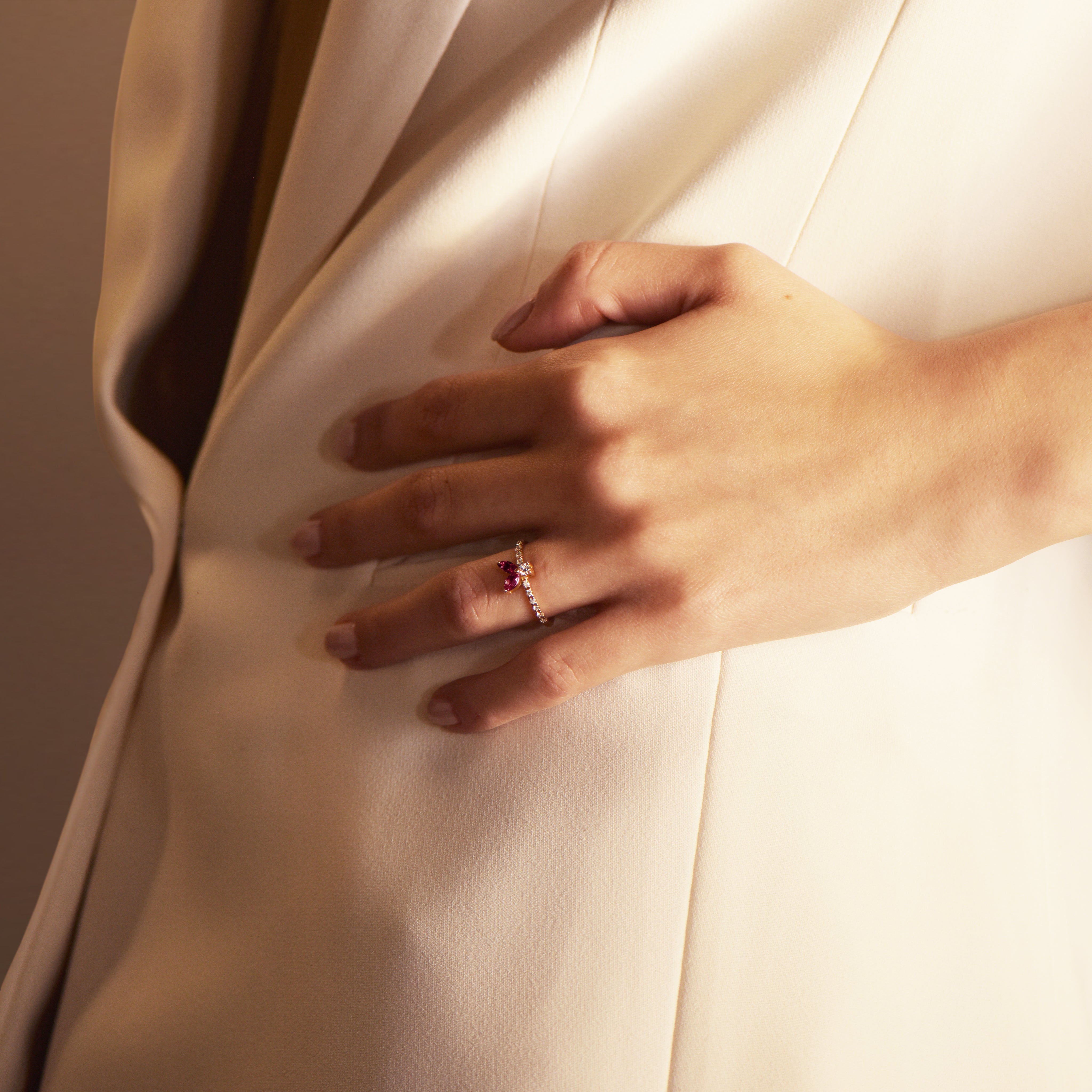 The Fancy Little Bee Rubis 0.20 carats - yellow gold 18k – Engagement Ring gold 18k – Side view