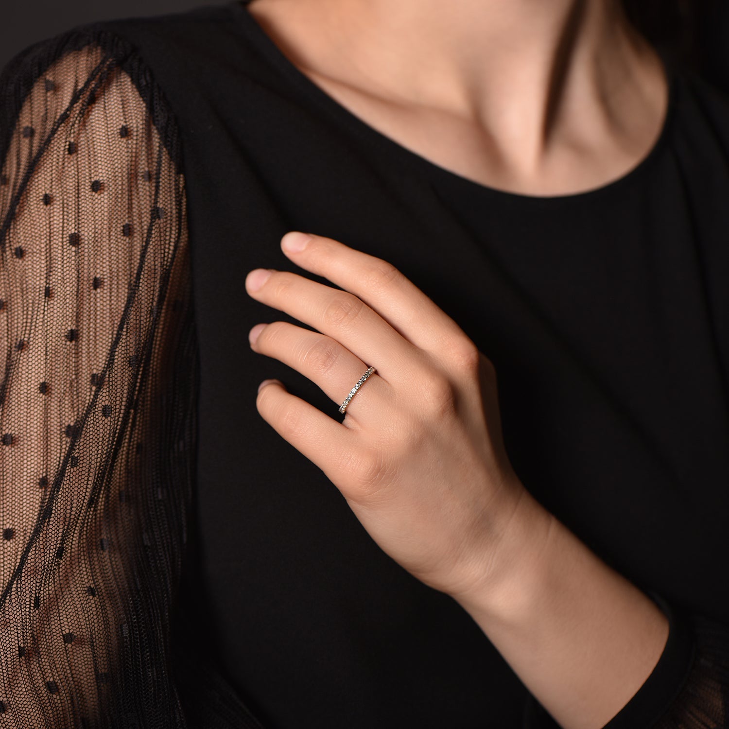 The Infinite Morning Glory - or blanc 18k – Alliances AGUAdeORO et bagues en or 18k – porté en situation