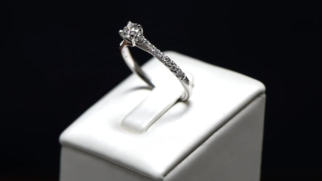 Fancy Little Sweetheart - 0.30 carat - or blanc 18k – Solitaire en or 18k – détail porté
