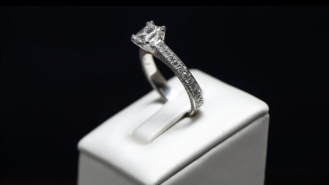 Une Princesse toute la vie 1.00 carats - platine 950 – Solitaire en or 18k – détail porté