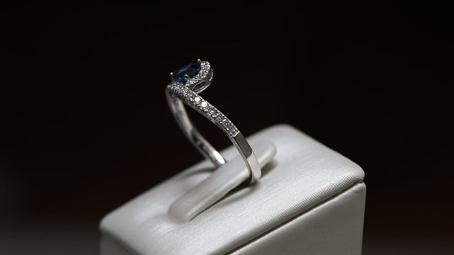 Wavy Blue 1.20 carats - or blanc 18k – Solitaire en or 18k – détail porté