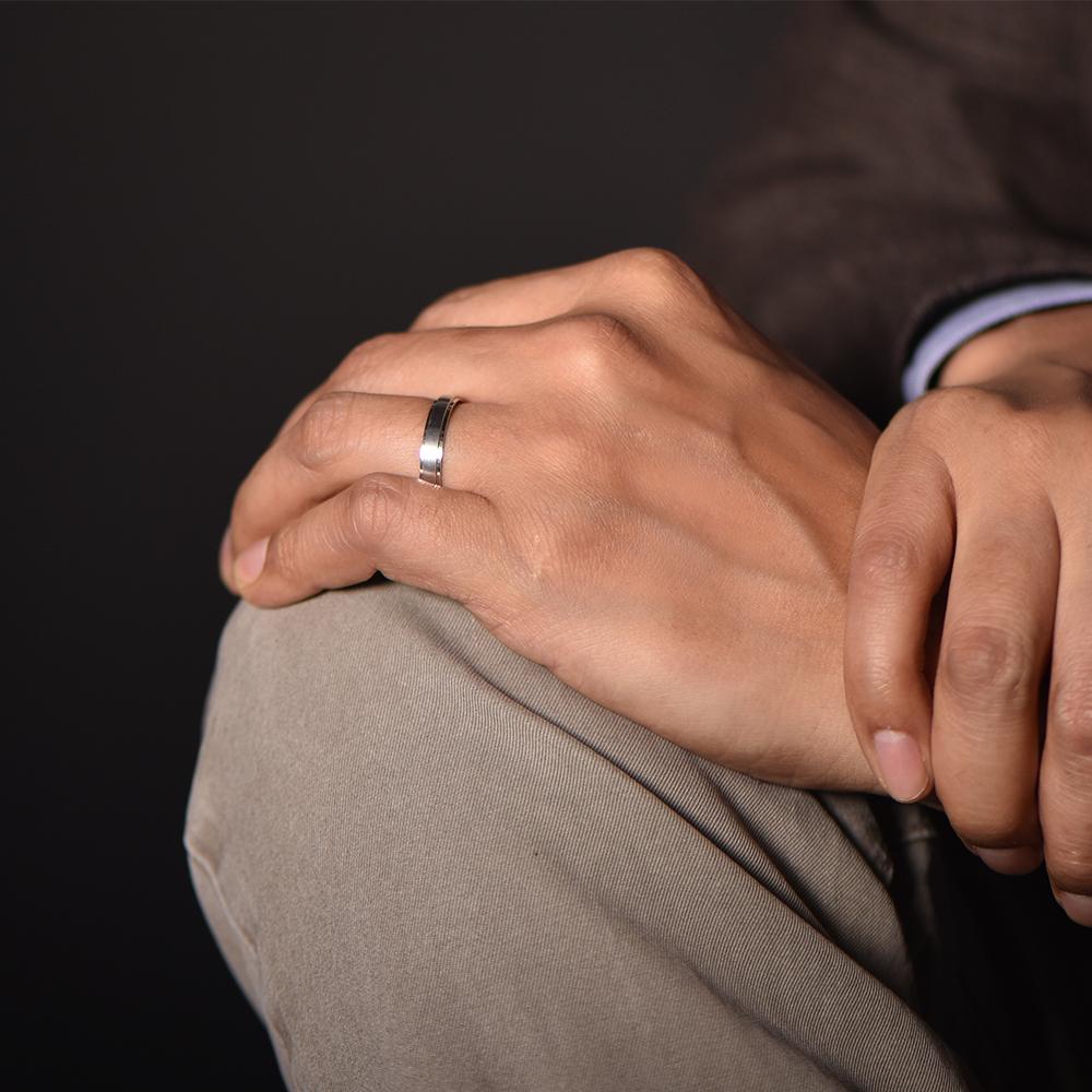 The Large Up and Down Band - or blanc 18k – Alliances AGUAdeORO en or 18k – porté en situation