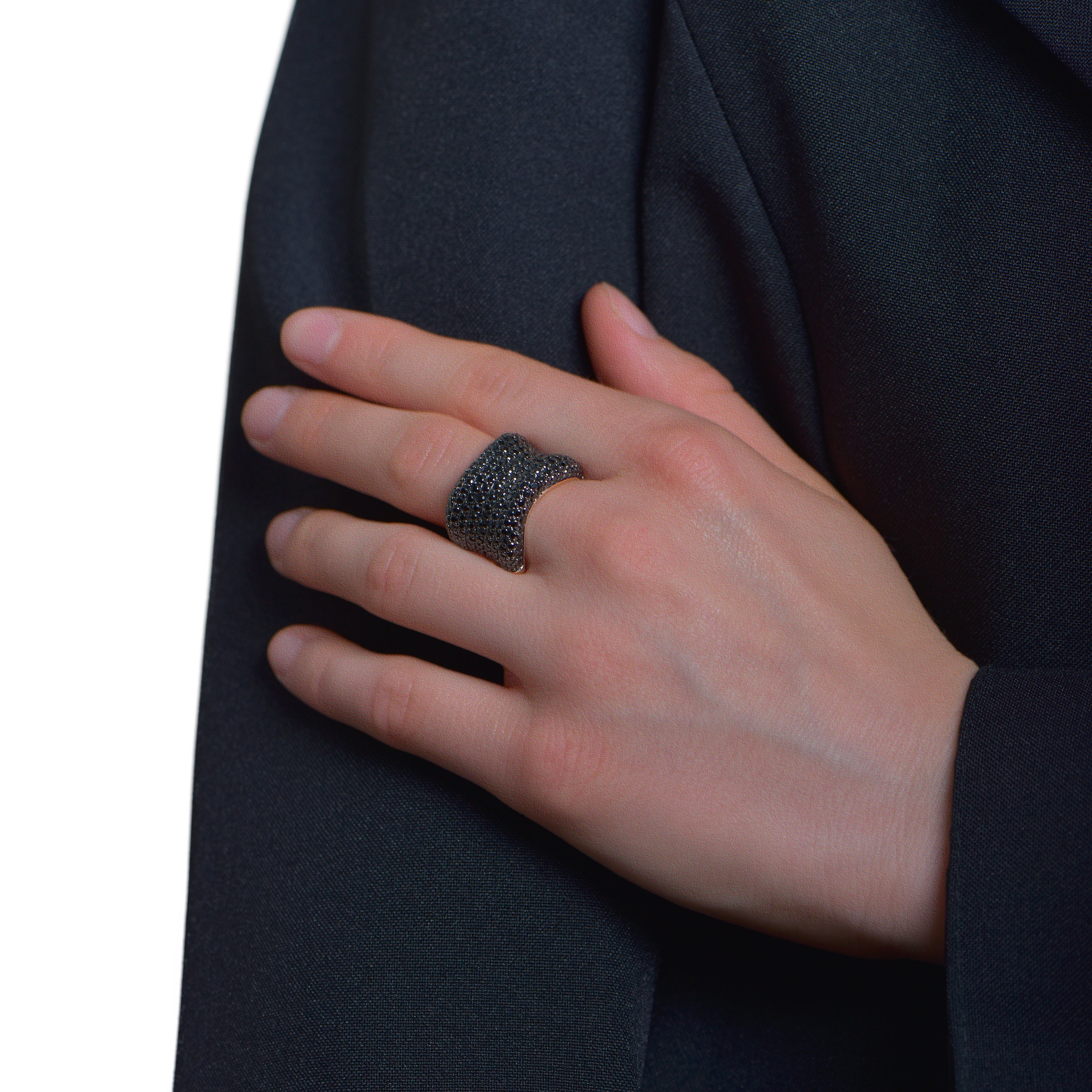 The Onyx Lady - red gold 18k – Ring gold 18k – Worn view