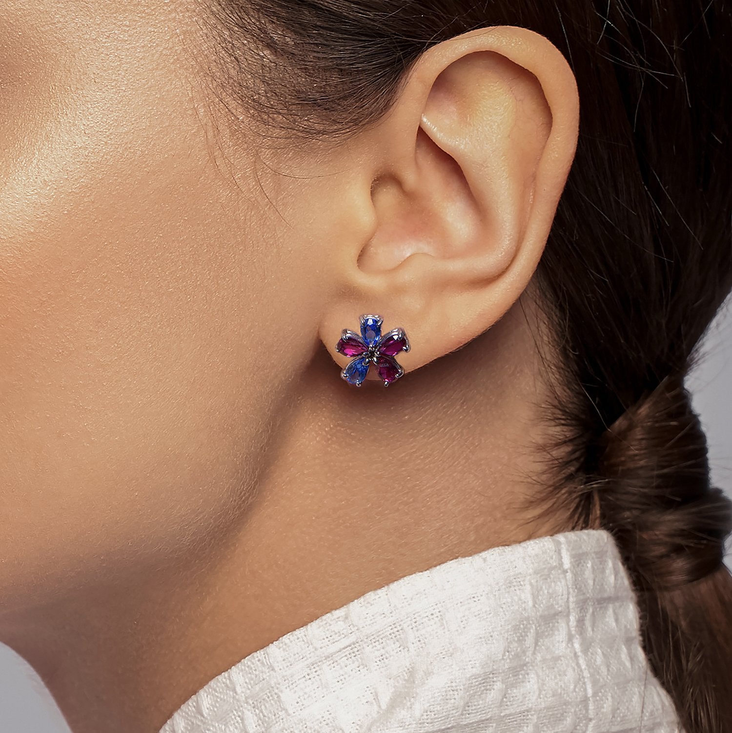 Little Blue Sapphire Flowerdrop - or blanc 18k – Boucle d'oreilles en or 18k – vue de profil