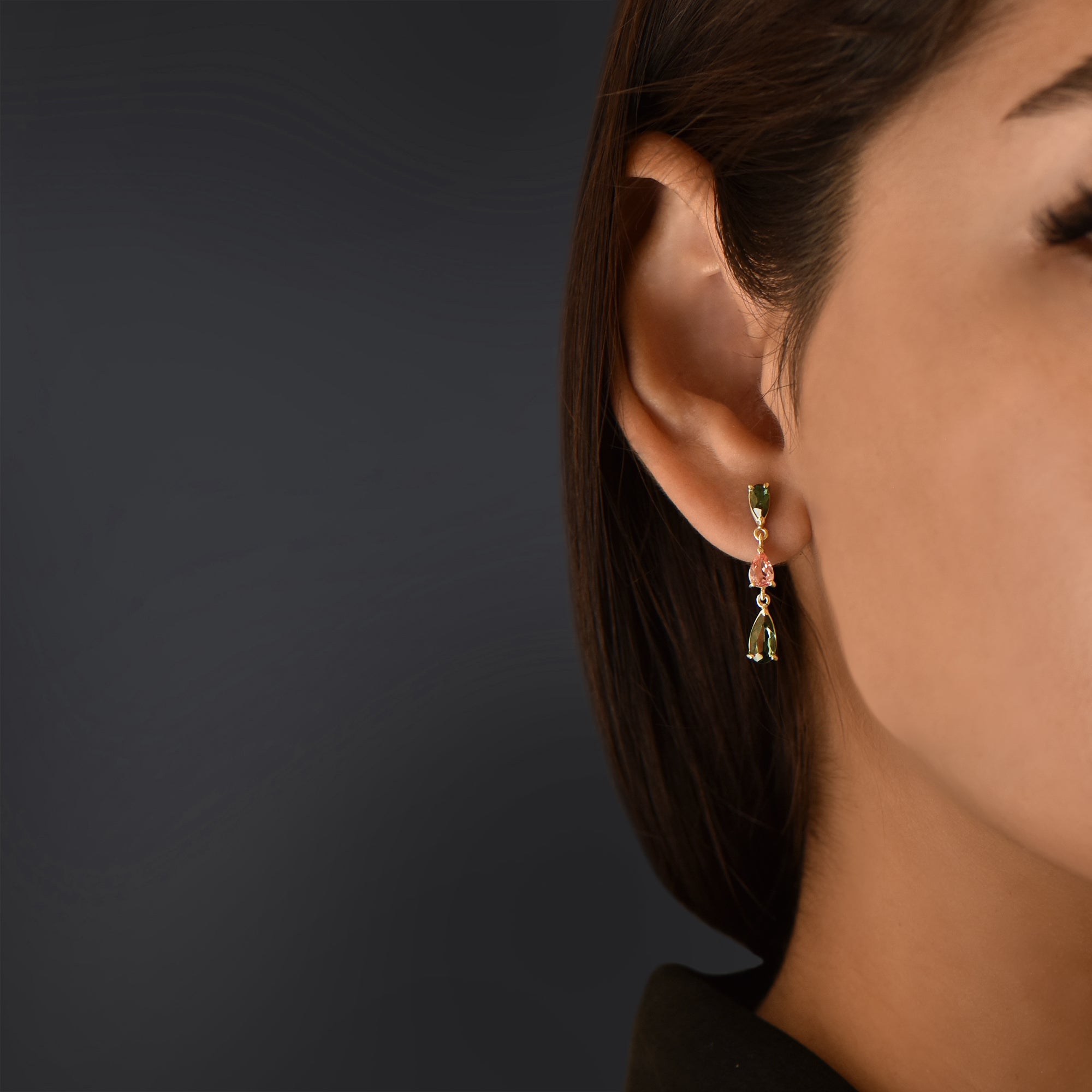 Boucles d'oreilles The Flamingo - or jaune 18k – Boucle d'oreilles en or 18k – porté de face