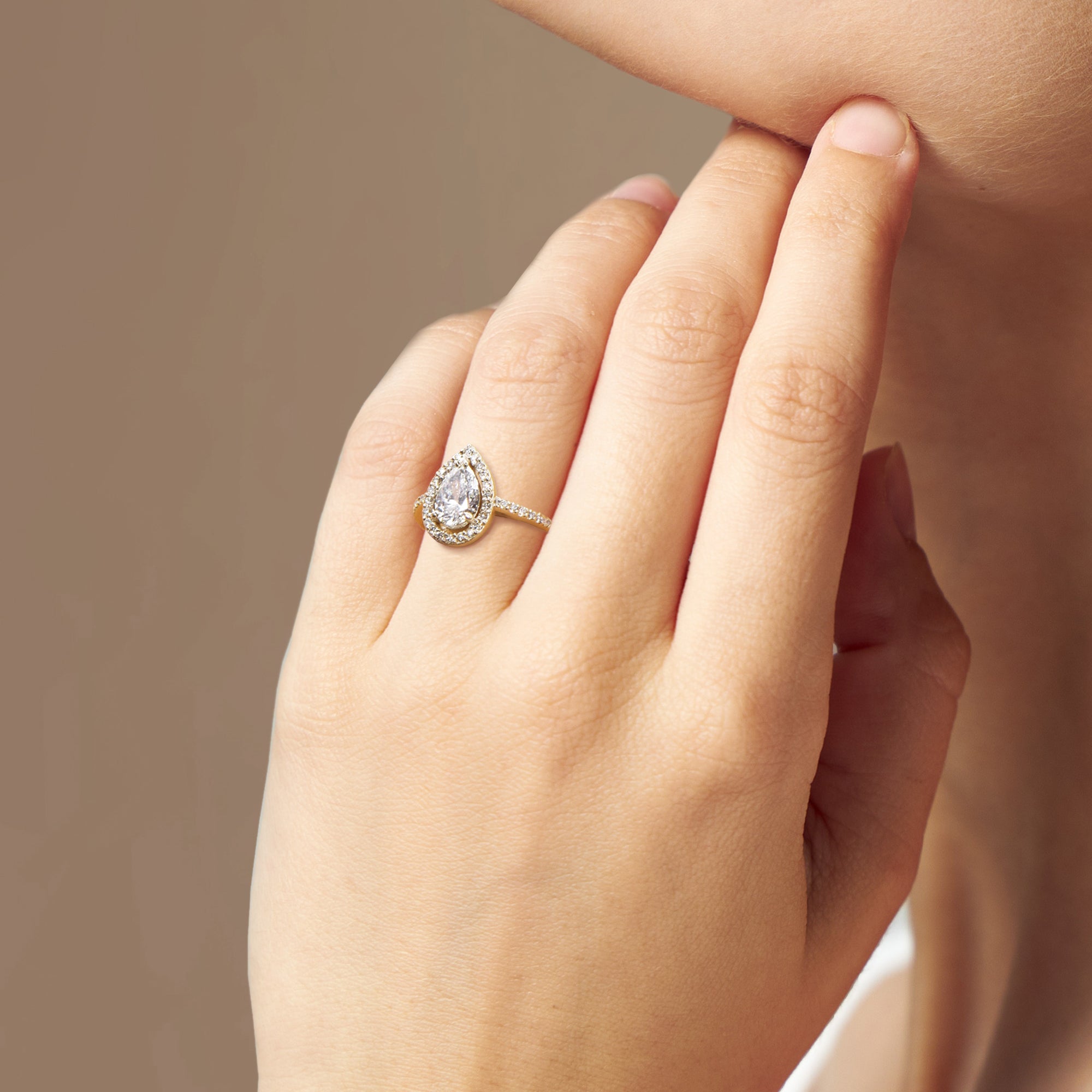 Infinite Tear of Joy - 1.00 carat - oro amarillo 18k – Anillo de compromiso oro 18k – détail porté