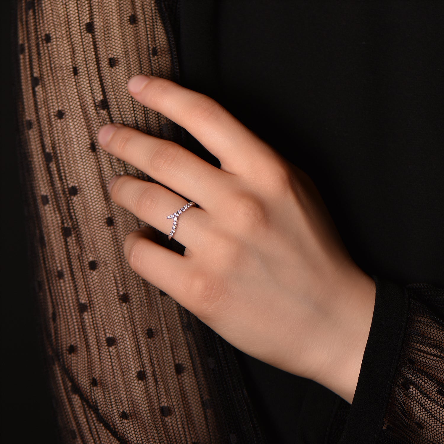 The Infinity Frozen Branch - oro blanco 18k – Alianzas de boda AGUAdeORO y Anillo Sortijas oro 18k – détail porté