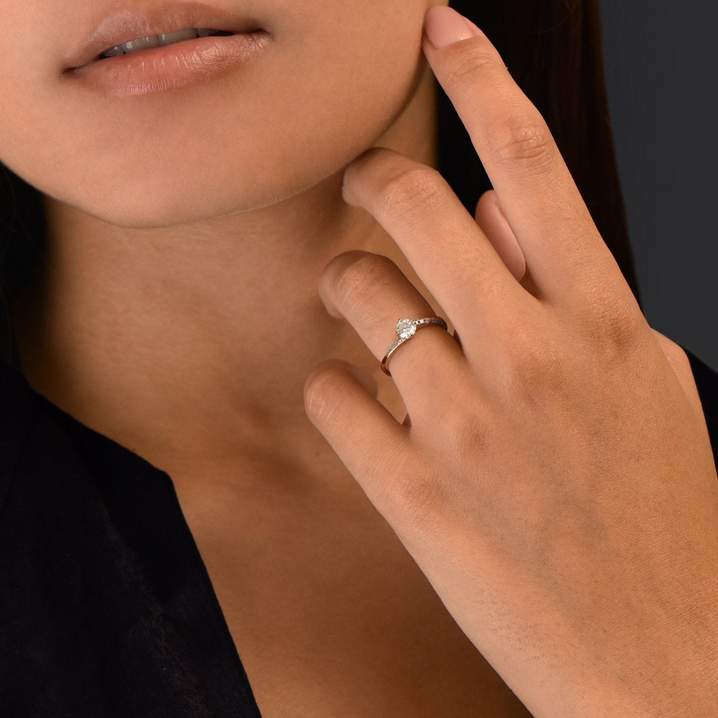 The Twist Lover 0.35 carats - or rouge 18k – Solitaire en or 18k – porté de face