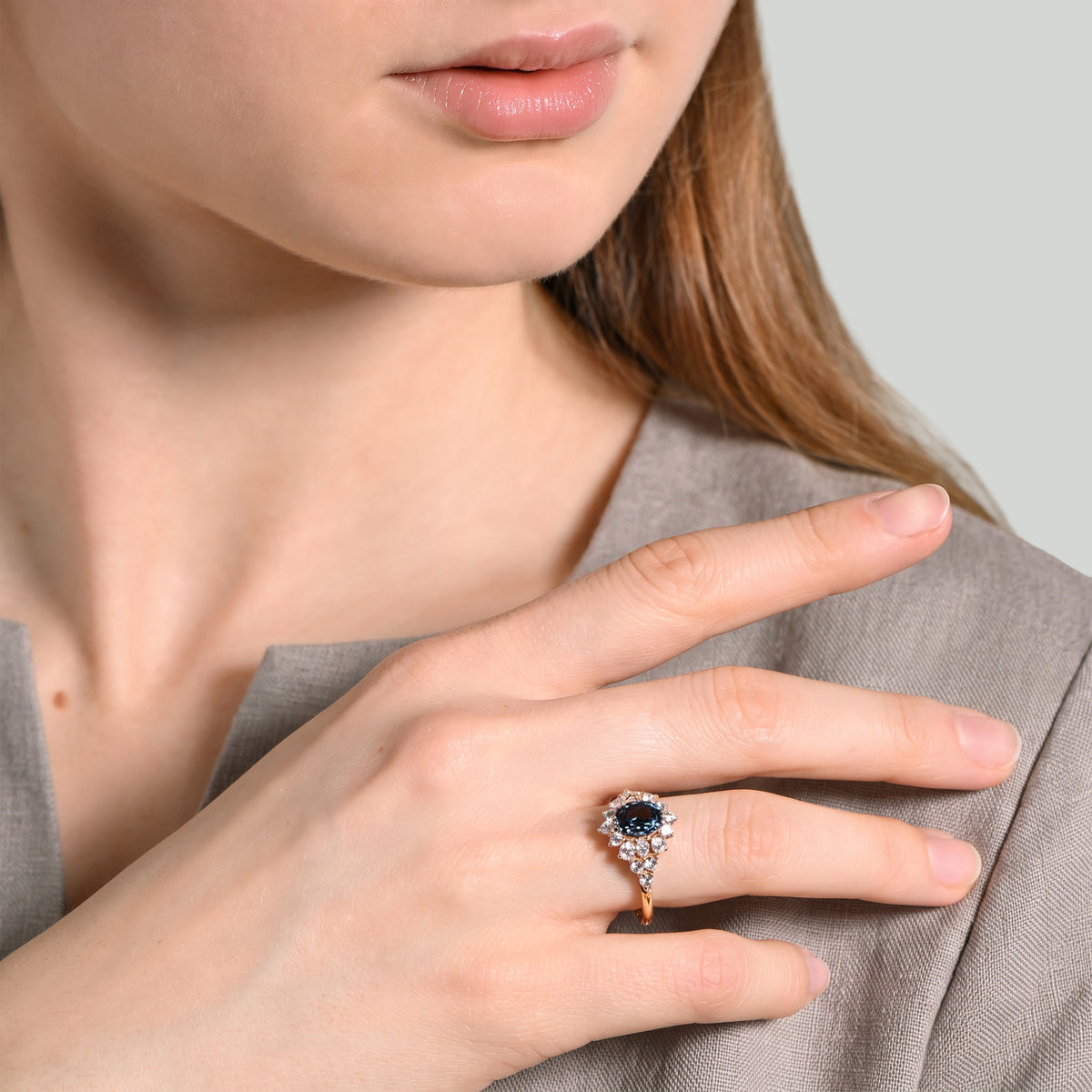 The fantastic Blooming Flower Oval – 18k yellow gold