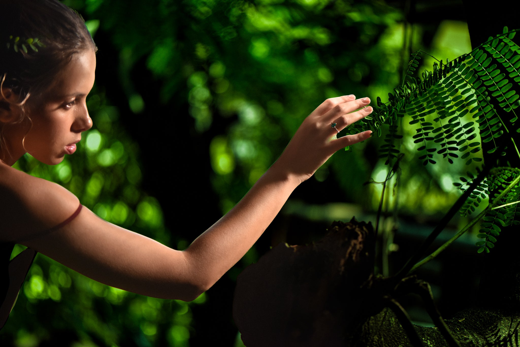 Femme dans la nature portant un anneau AGUAdeORO en or Fairtrade — un geste simple qui reflète l’engagement envers une joaillerie éthique et respectueuse.