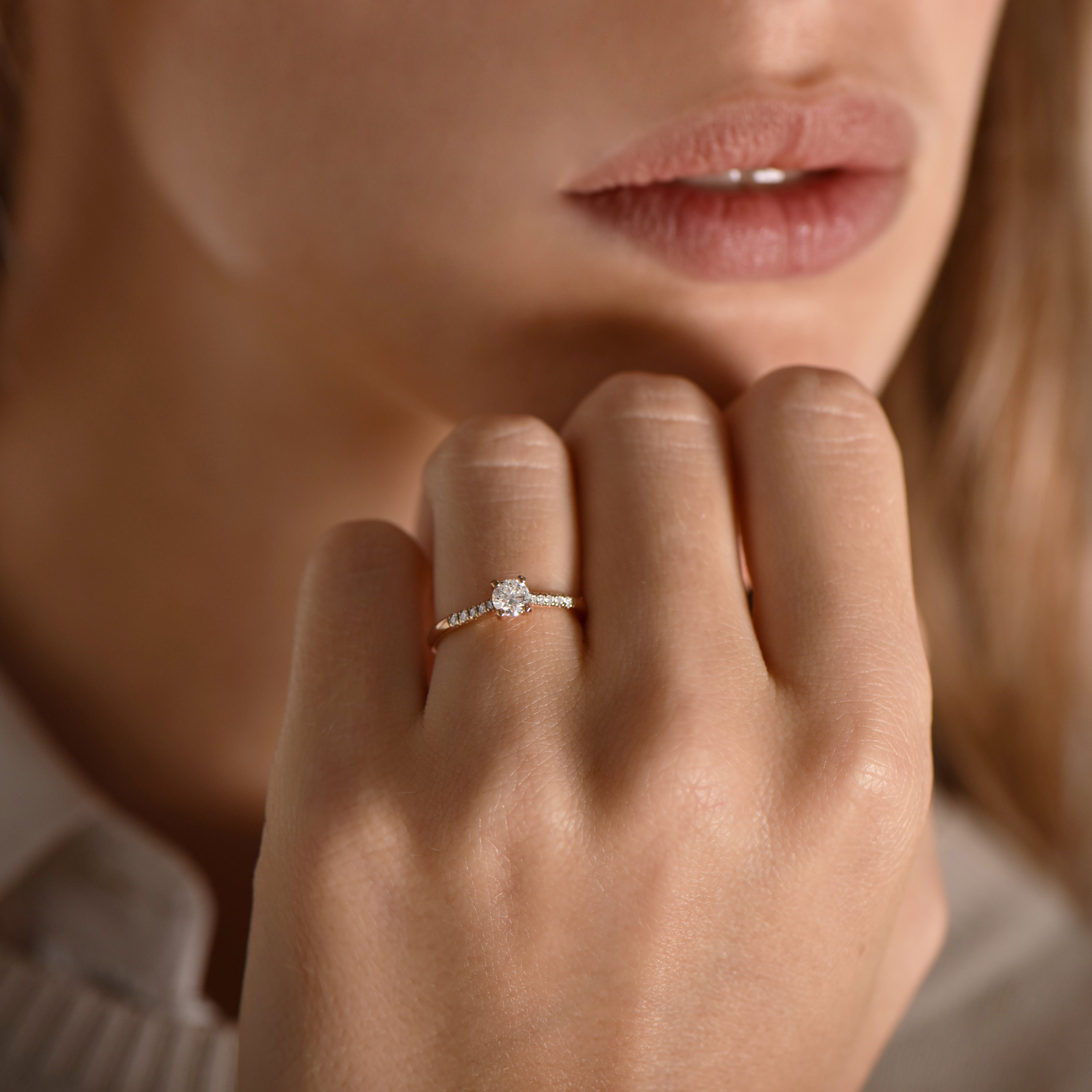 The Fancy V-shape M 0.30 carats - or rouge 18k - AGUADEORO