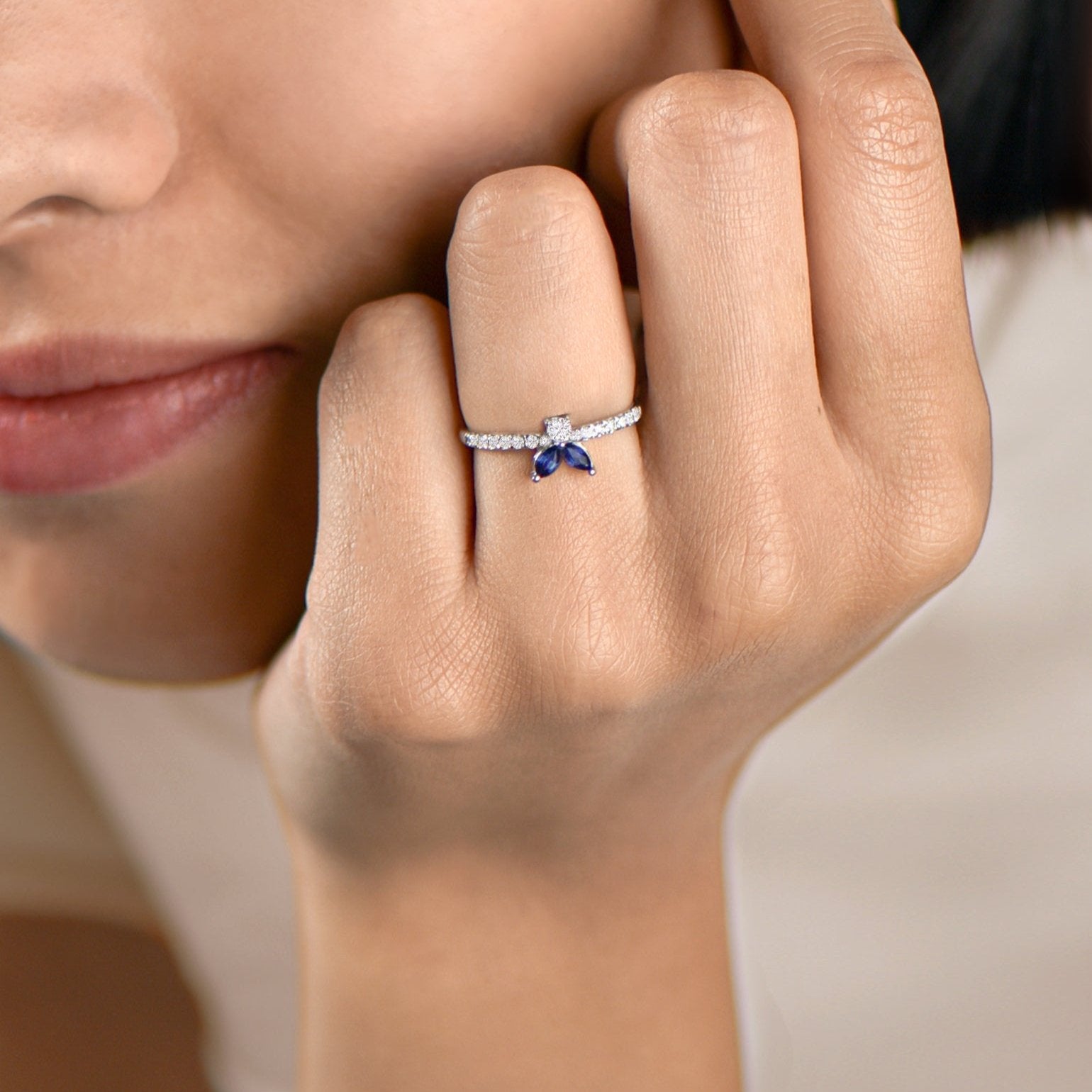 The Fancy Little Bee Saphir bleu 0.20 carats - or blanc 18k - AGUADEORO