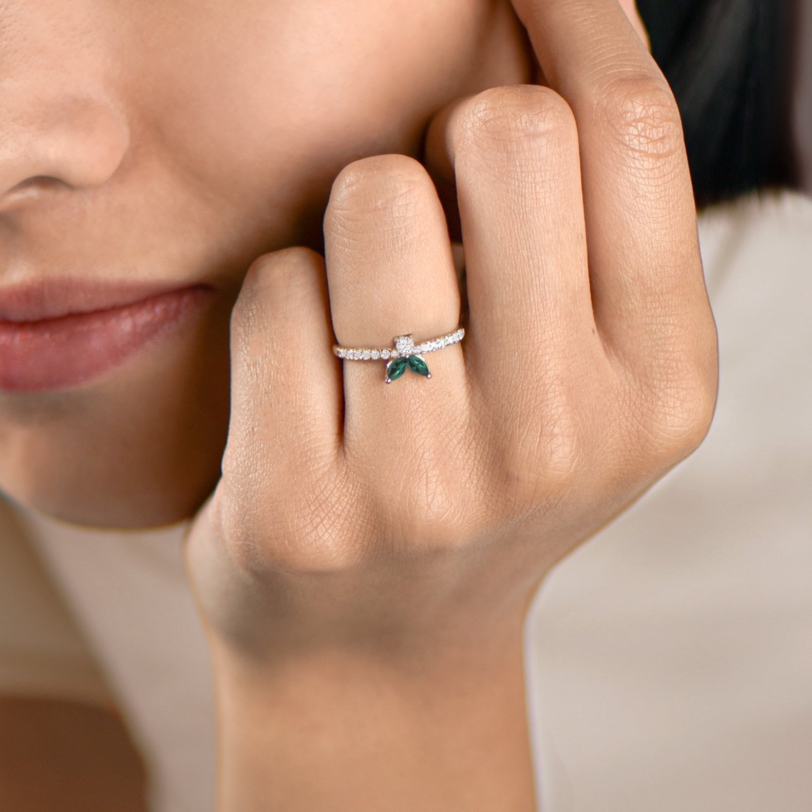The Fancy Little Bee Emeraude 0.20 carats - or jaune 18k - AGUADEORO