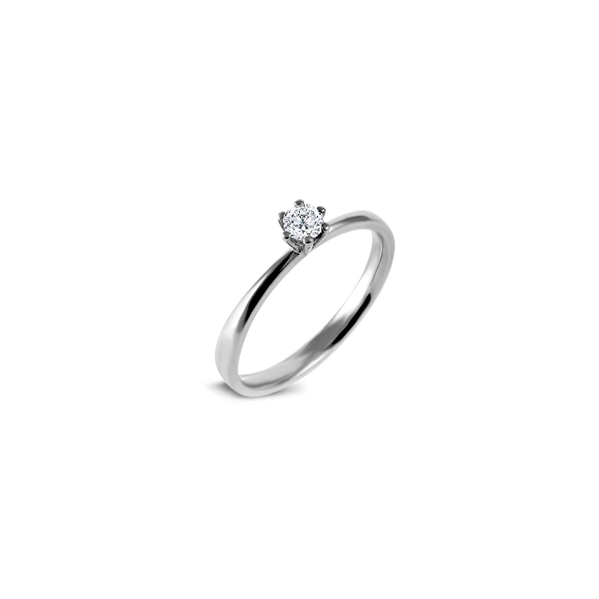 Ce solitaire classique aux lignes épurées est orné d'un simple diamant central taille brillant de 0.15ct serti de 6 griffes qui assurent à la fois une tenue sécurisée de la pierre et une réfraction parfaite de la lumière sur celle-ci. 